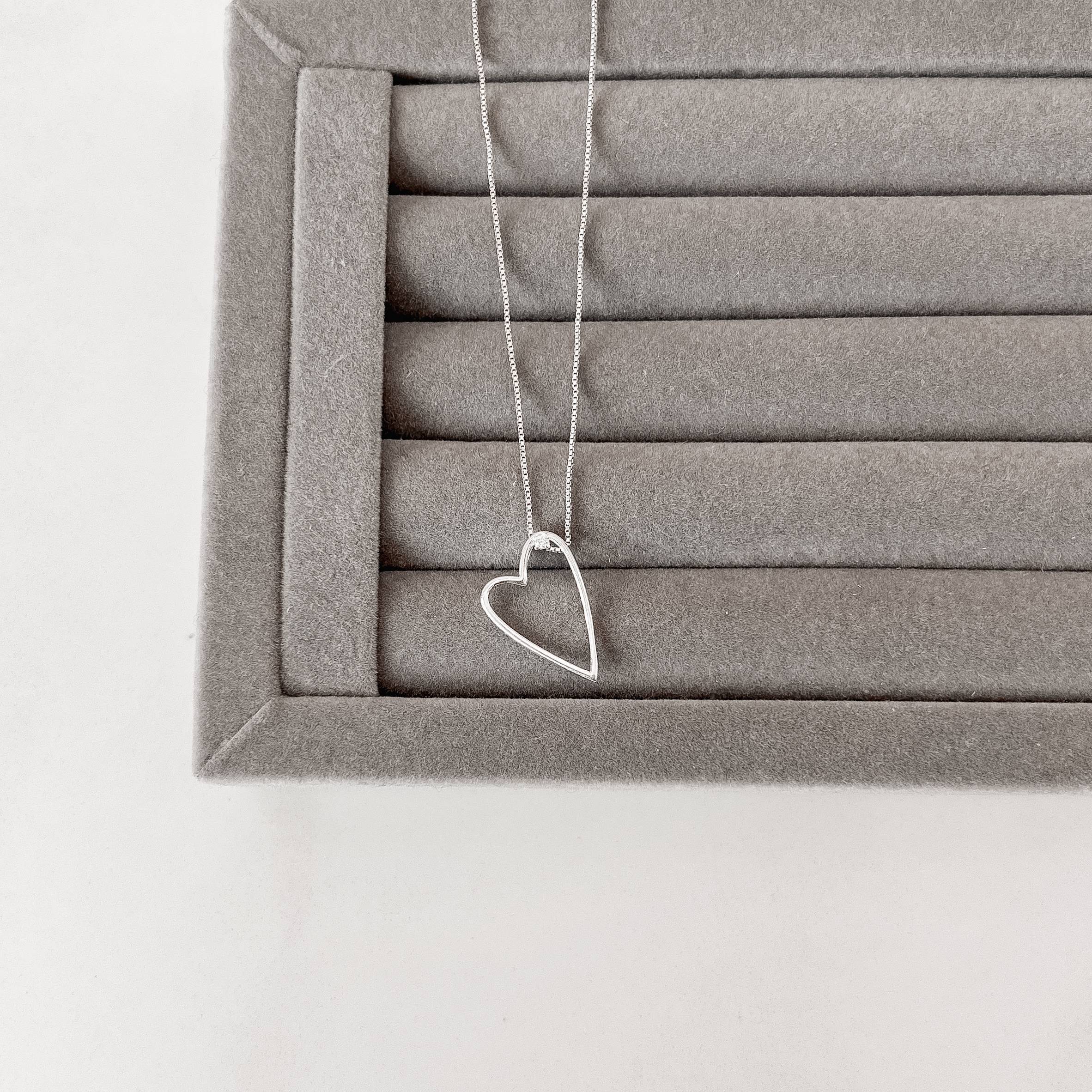 Colar coração alongado de lado vazado detalhe zircônia 21mm 45cm
