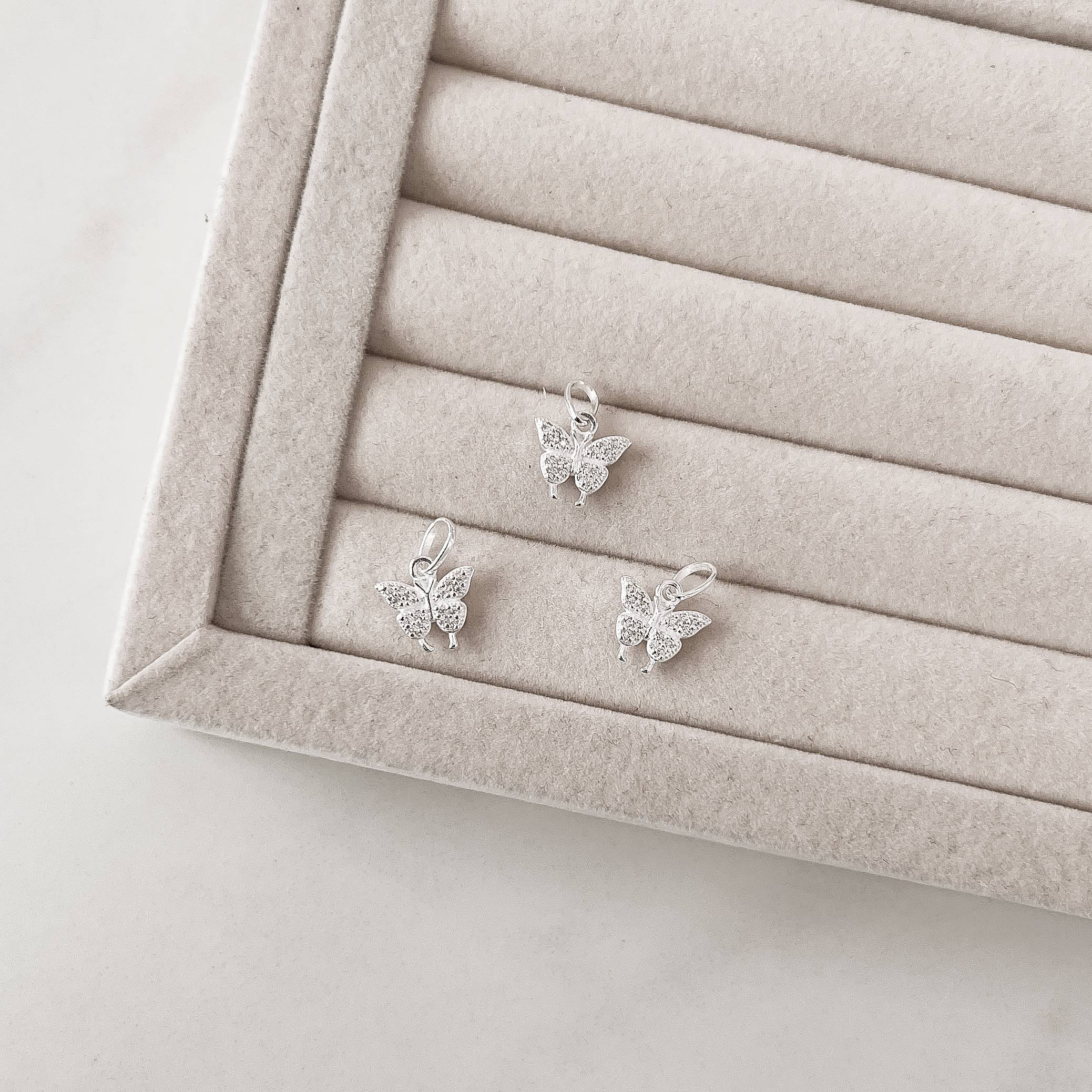 Pingente borboleta cravejada 11mm