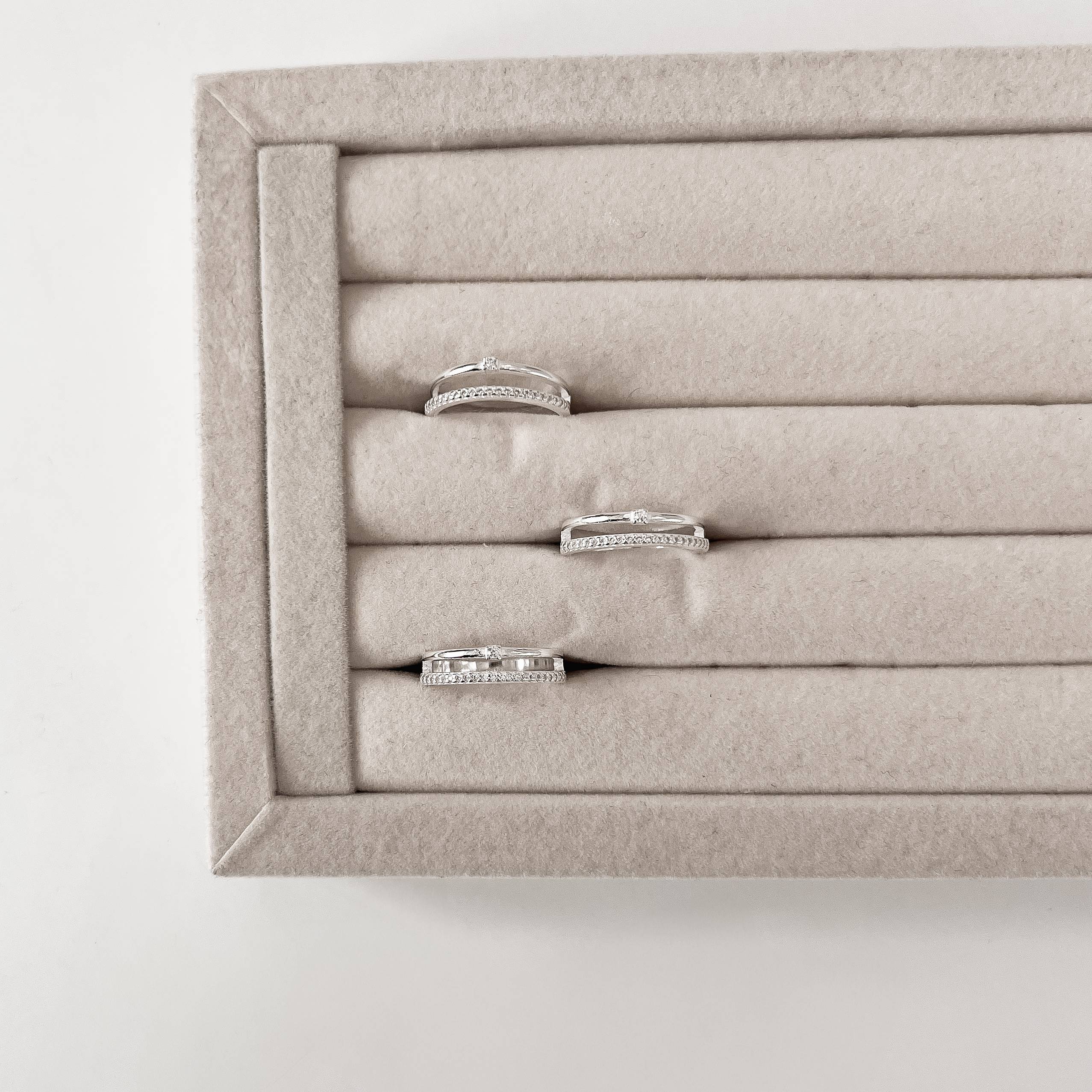 Imagem Secundária Anel duplo solitário com meia aliança