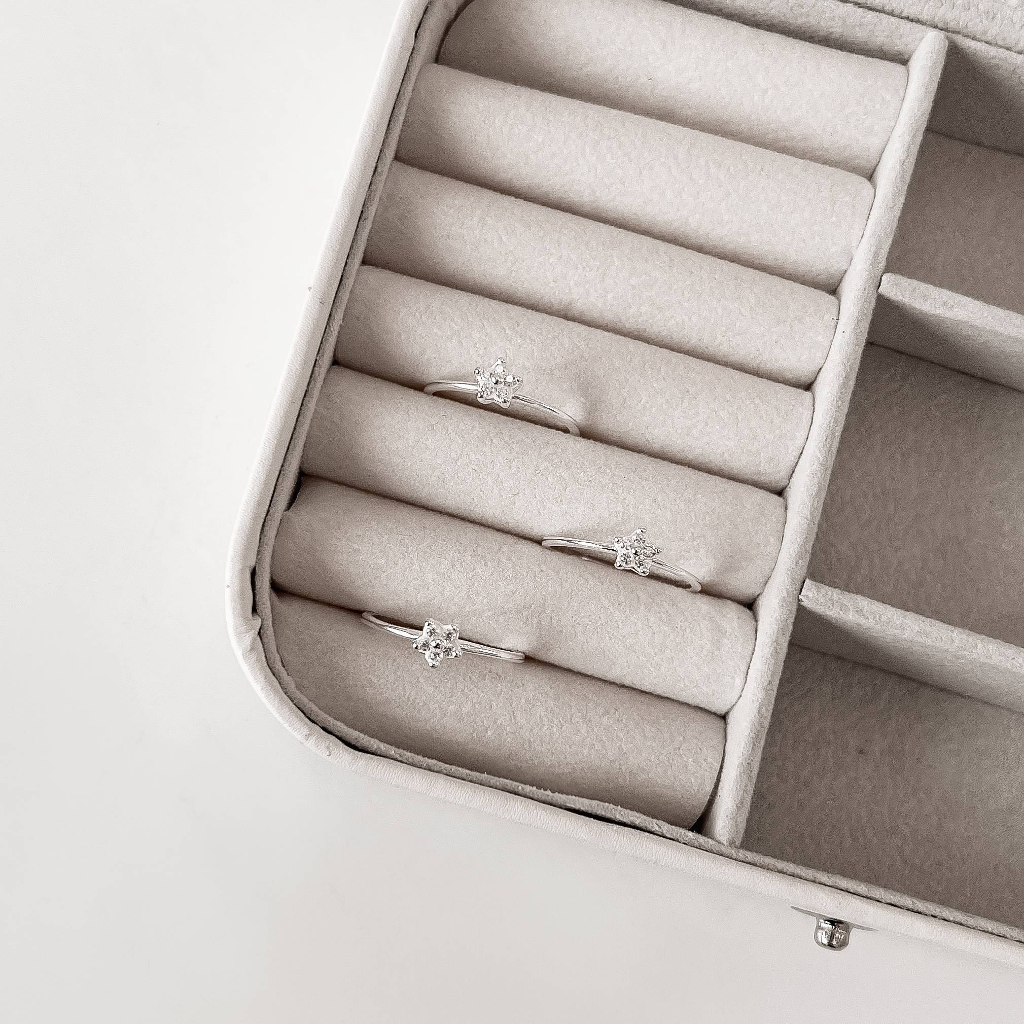 Imagem Secundária Anel flor cravejada caixa alta