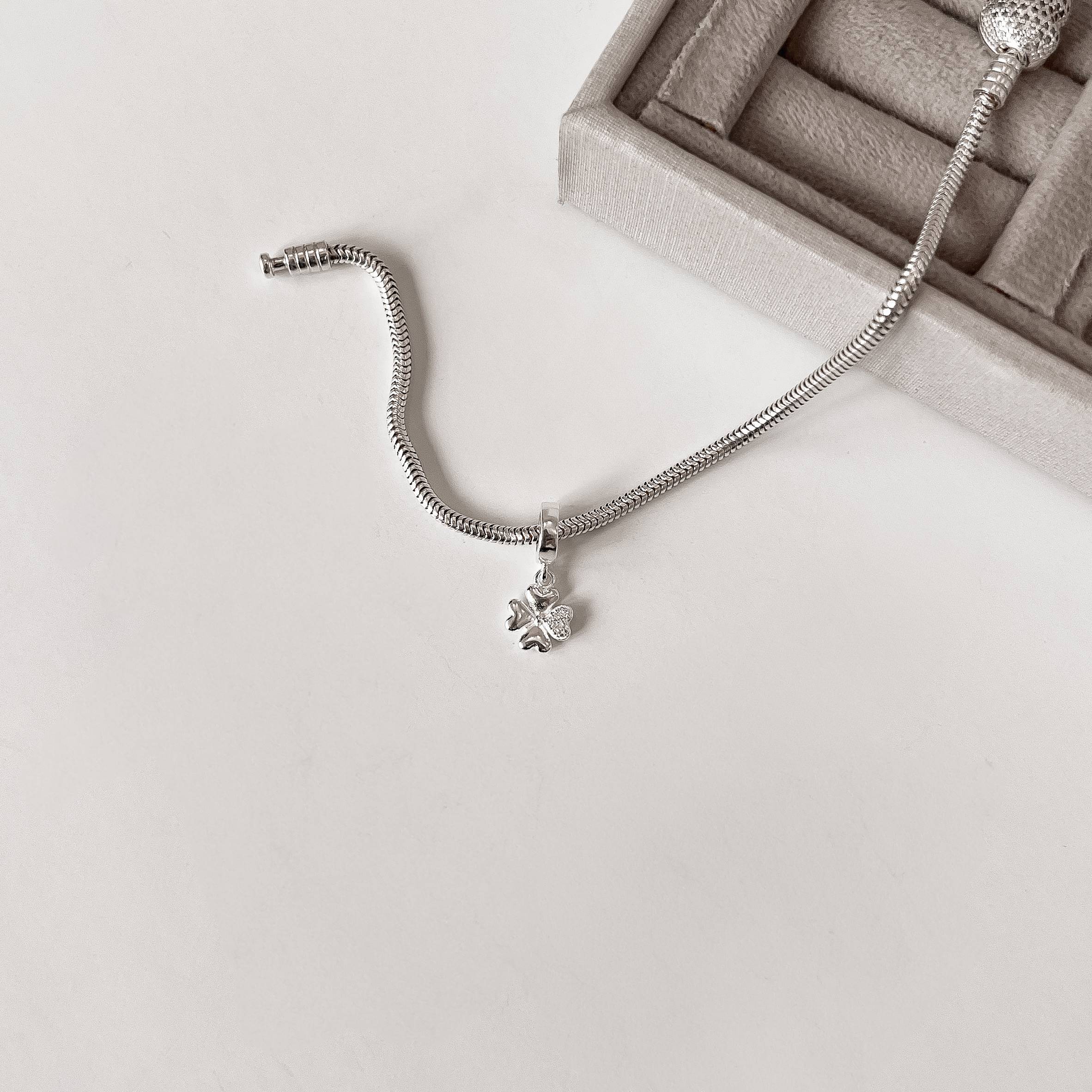 Berloque pingente trevo detalhe cravejado 8mm