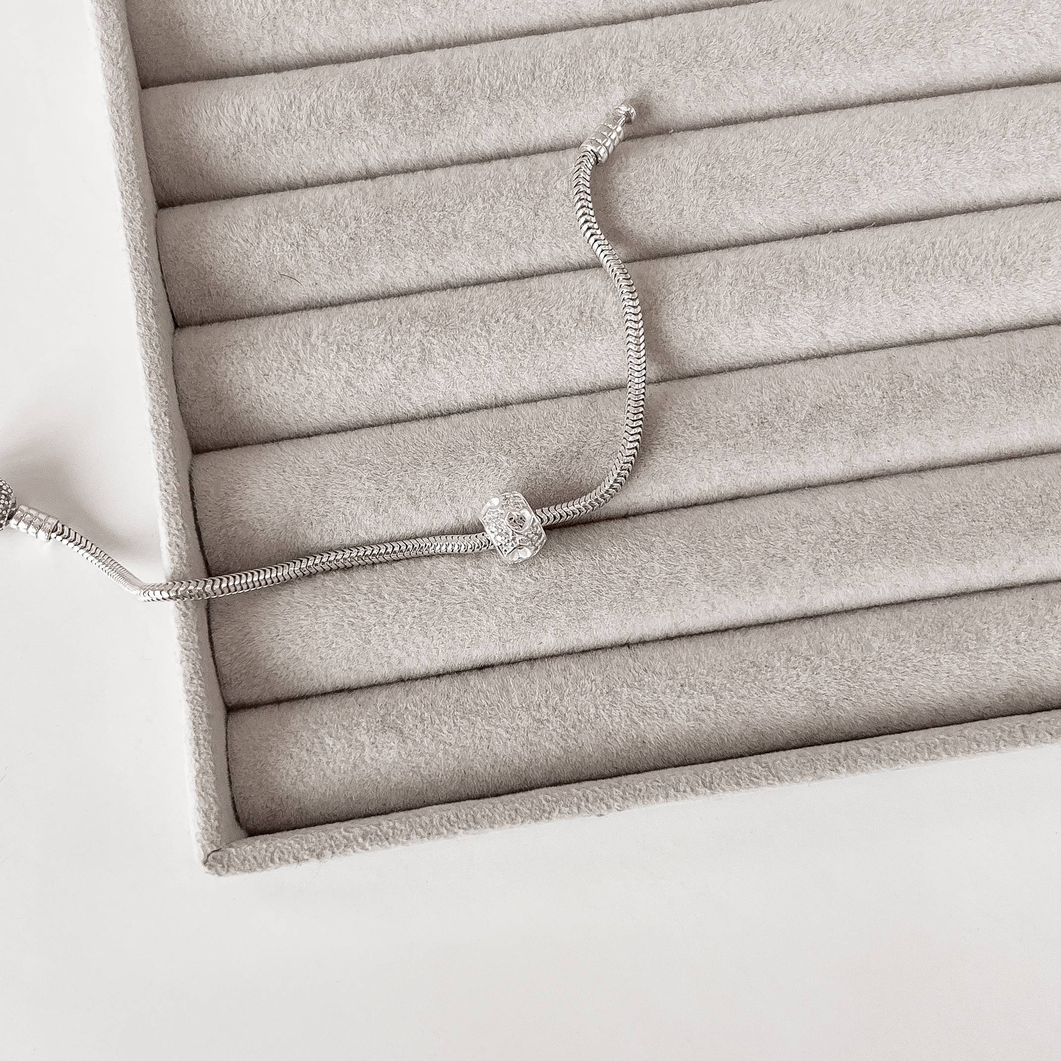 Berloque separador corações vazados com cravejado 9mm