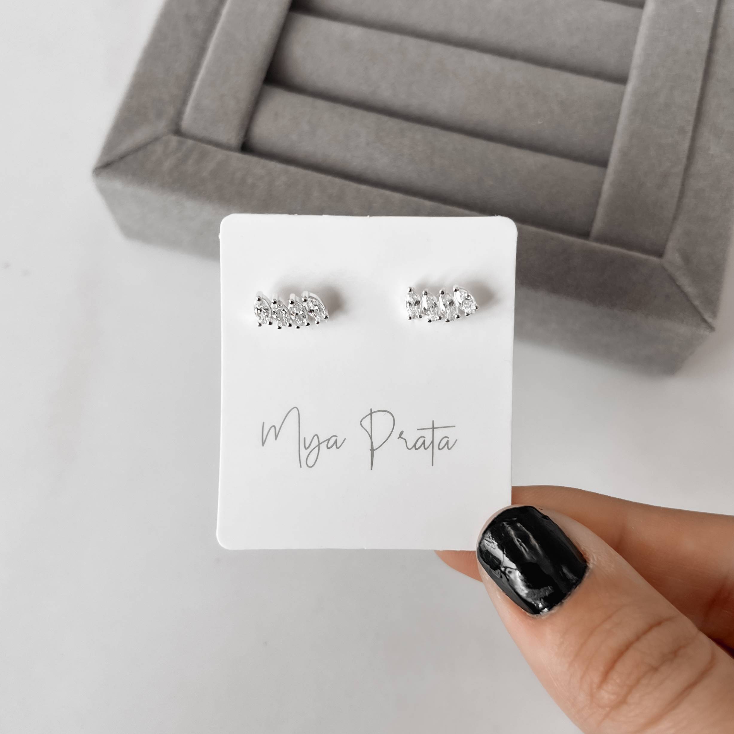 Imagem Secundária Brinco zircônias navete 11mm