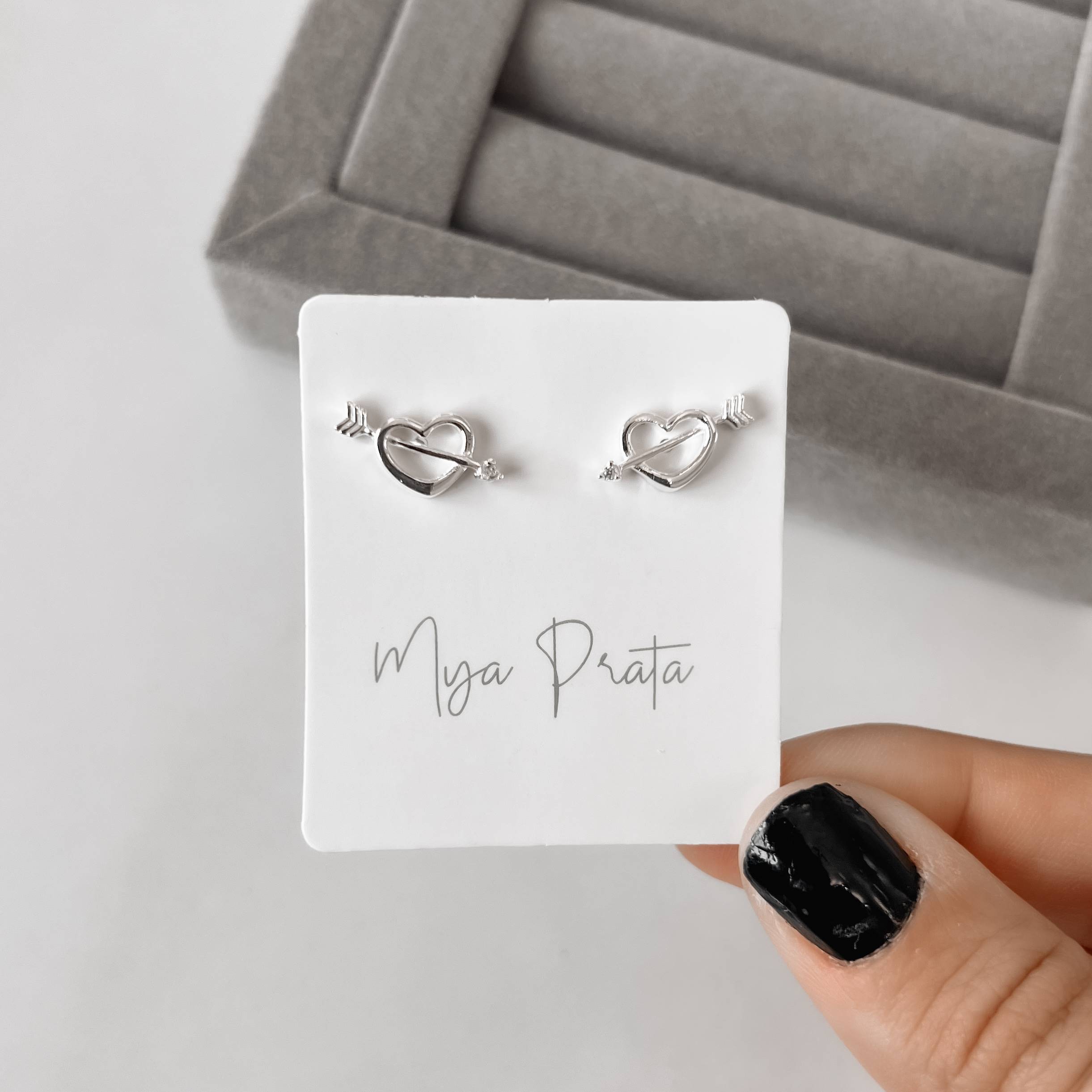 Imagem Secundária Brinco coração vazado com flecha detalhe zircônia 14mm