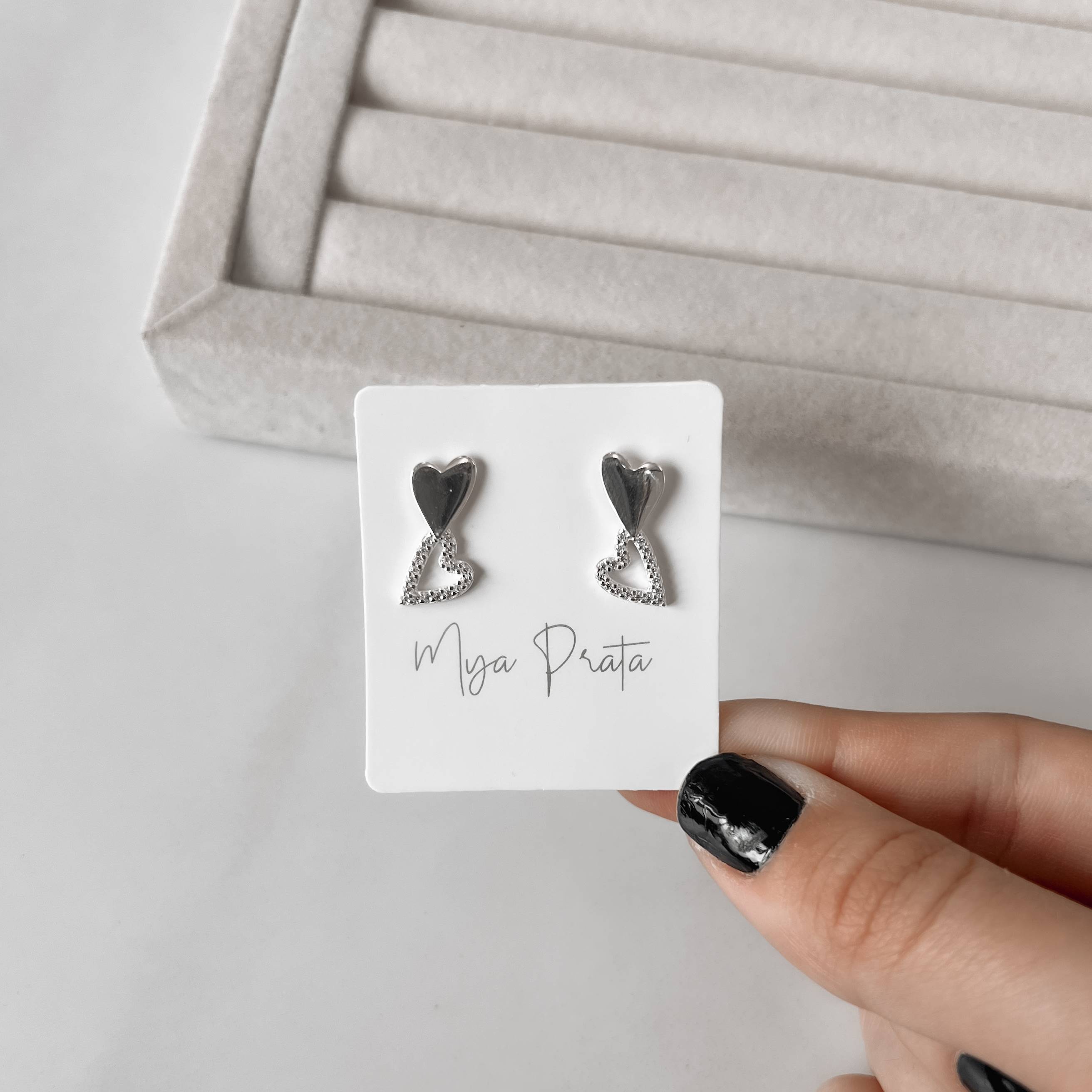 Brinco 2 corações alongados liso e cravejado 19mm