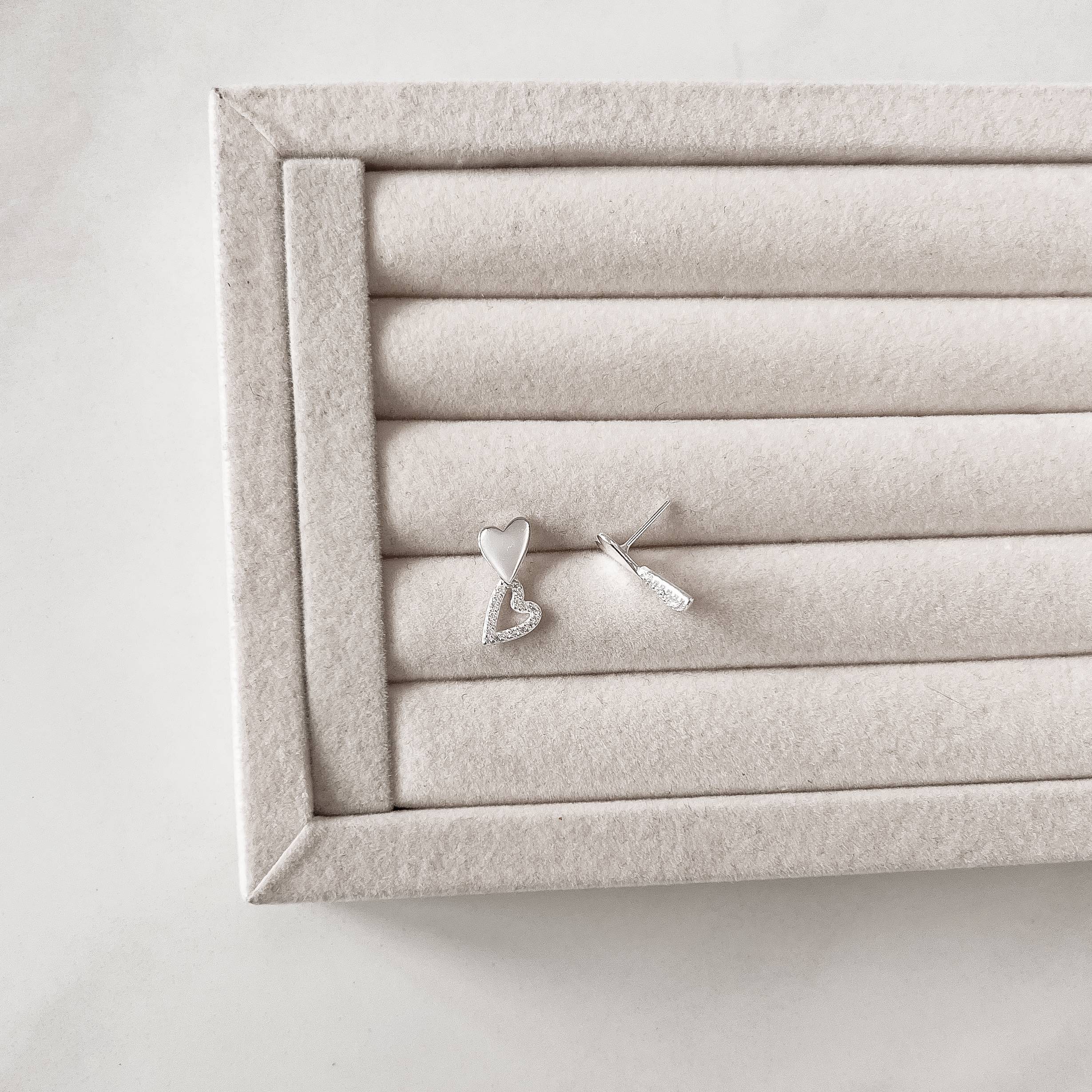 Imagem Secundária Brinco 2 corações alongados liso e cravejado 19mm