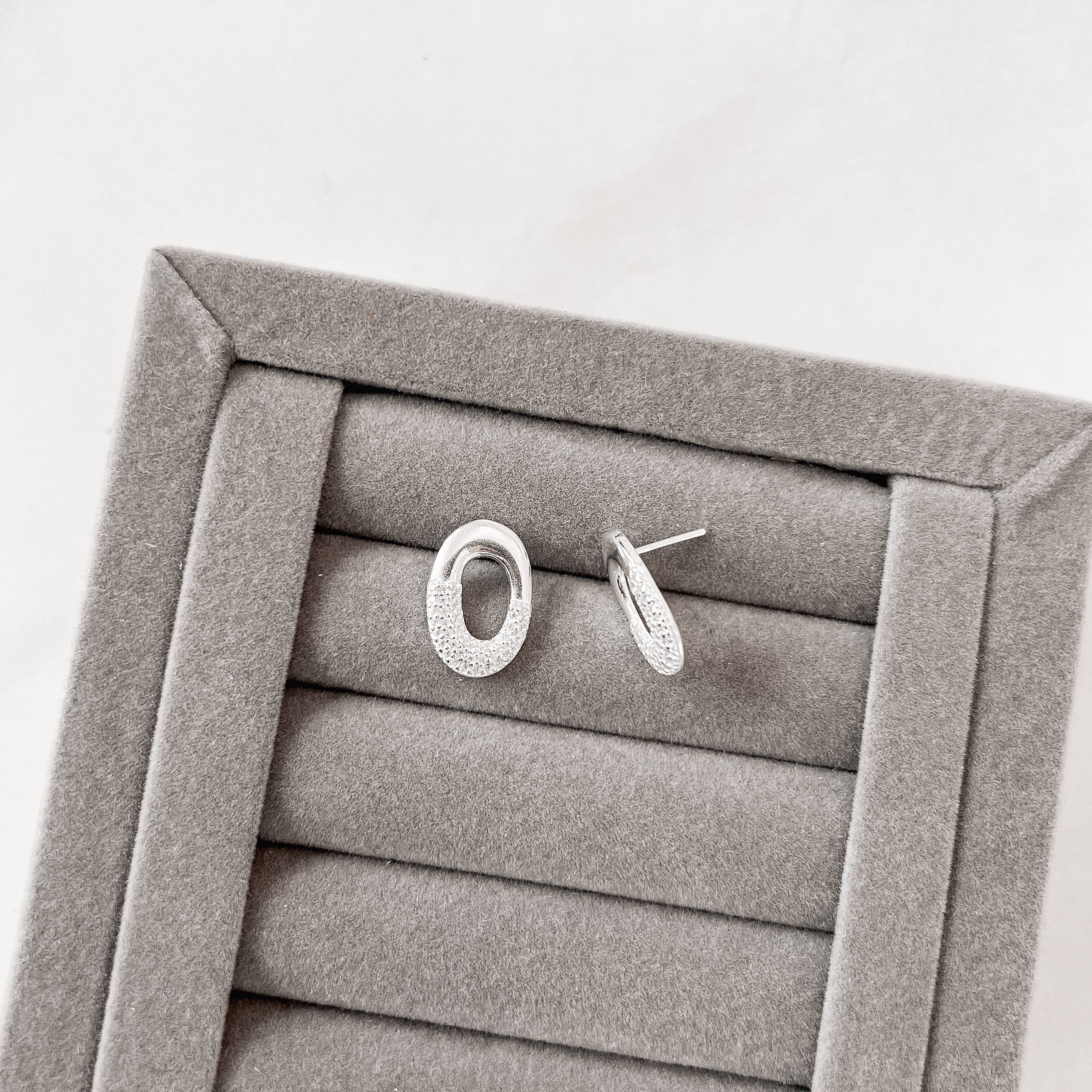 Imagem Brinco elo oval metade cravejado 17mm