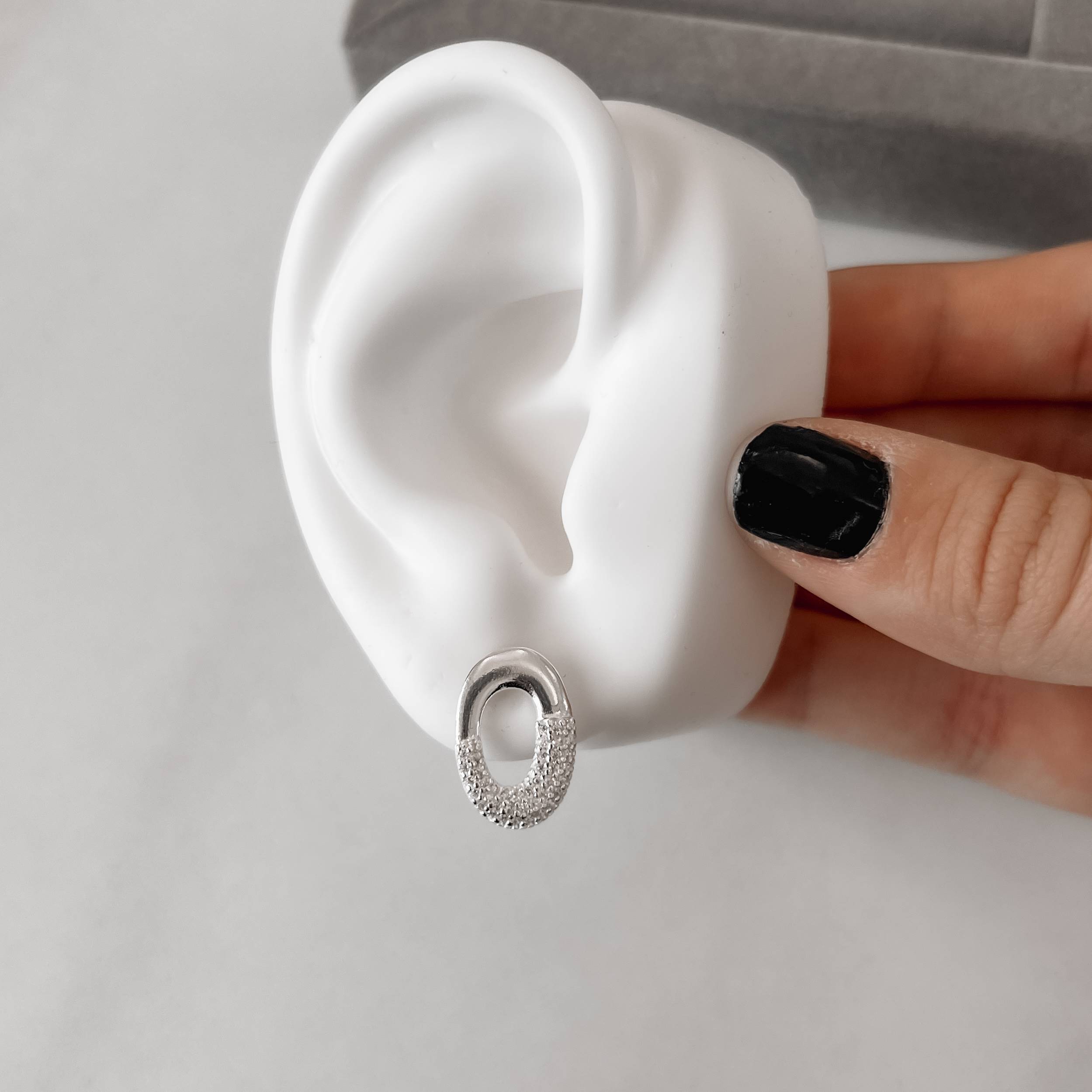 Brinco elo oval metade cravejado 17mm
