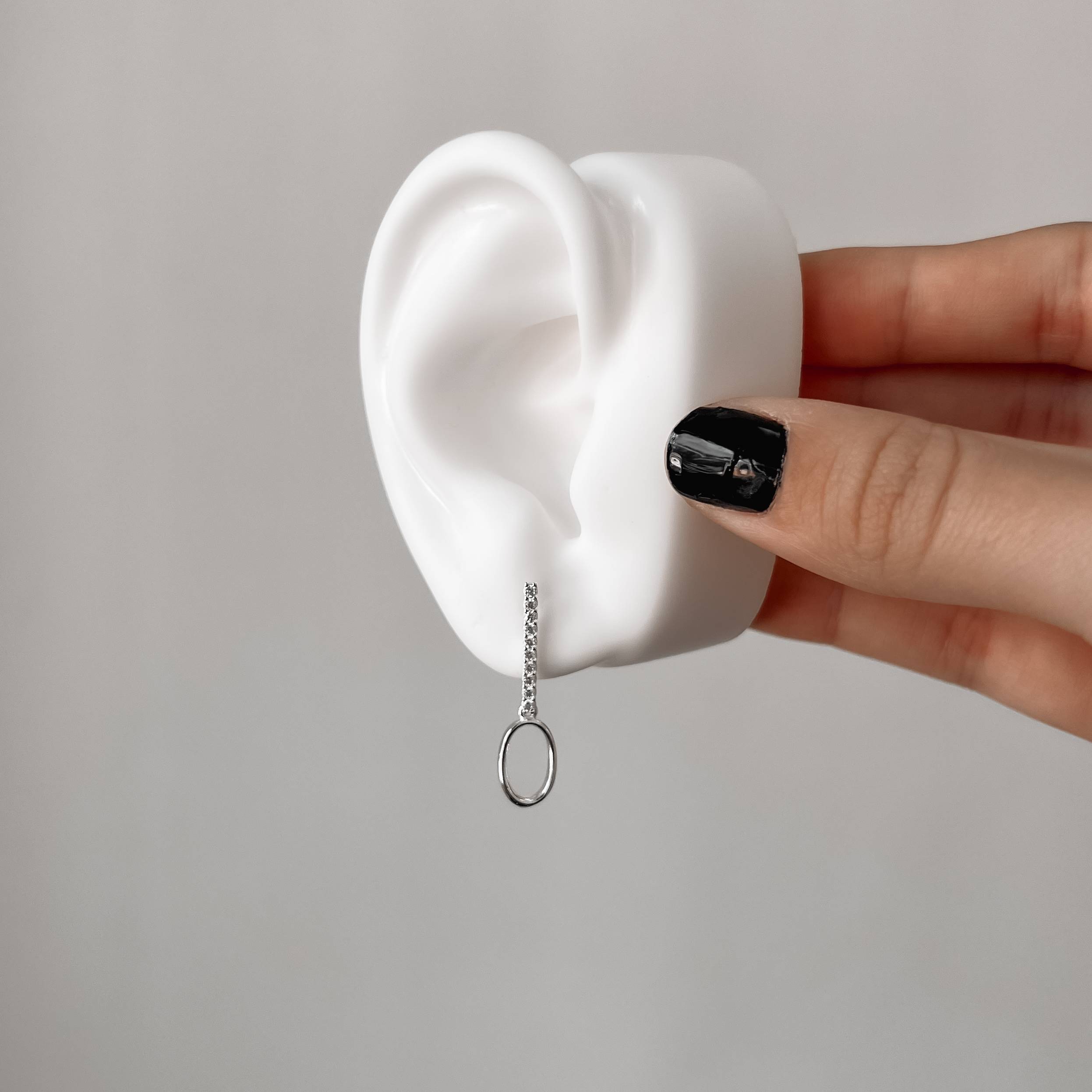 Brinco palito cravejado 17mm com pingente elo oval