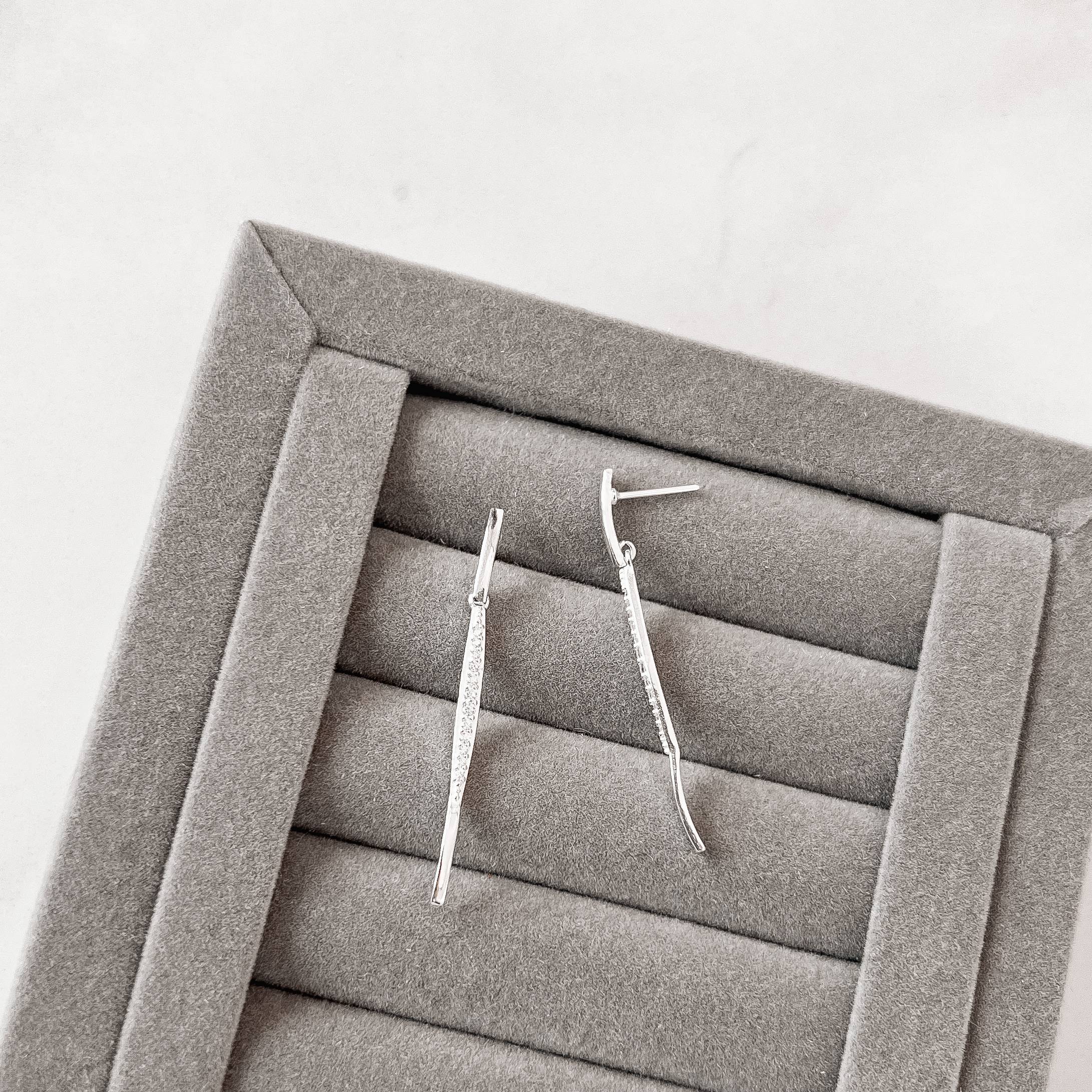 Imagem Secundária Brinco base 11mm com pingente bastão cravejado 34mm