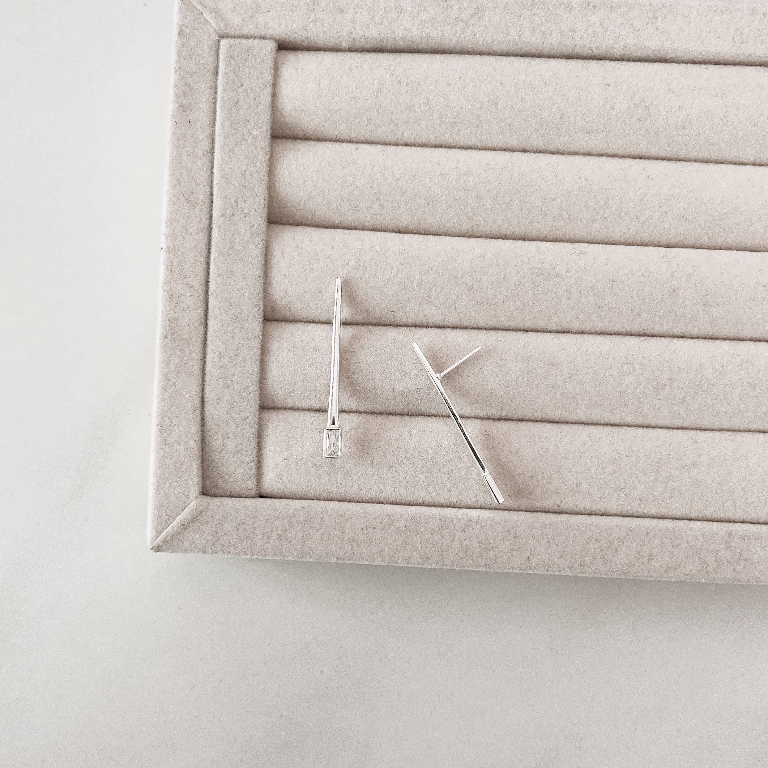 Brinco bastão com zircônia retangular 35mm