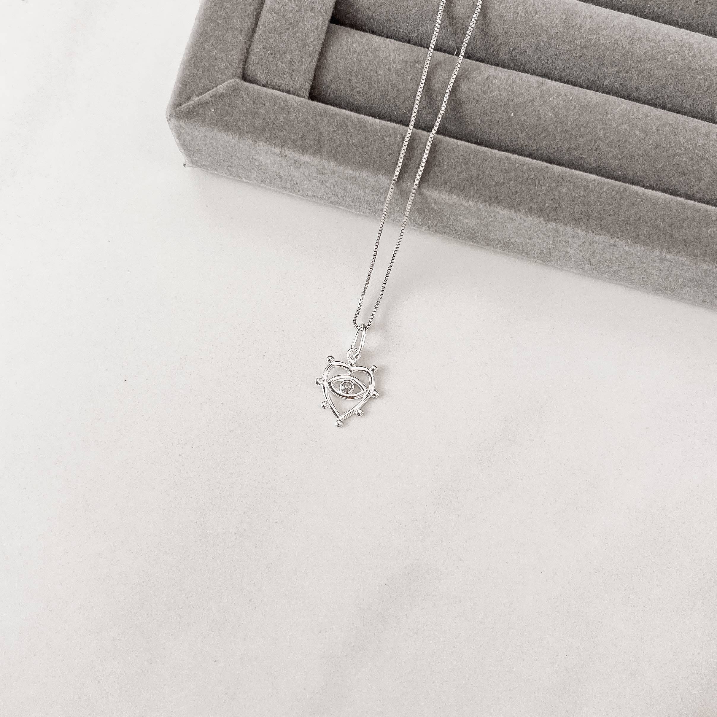 Imagem Colar pingente coração vazado detalhe bolinhas e olho 13mm 45cm