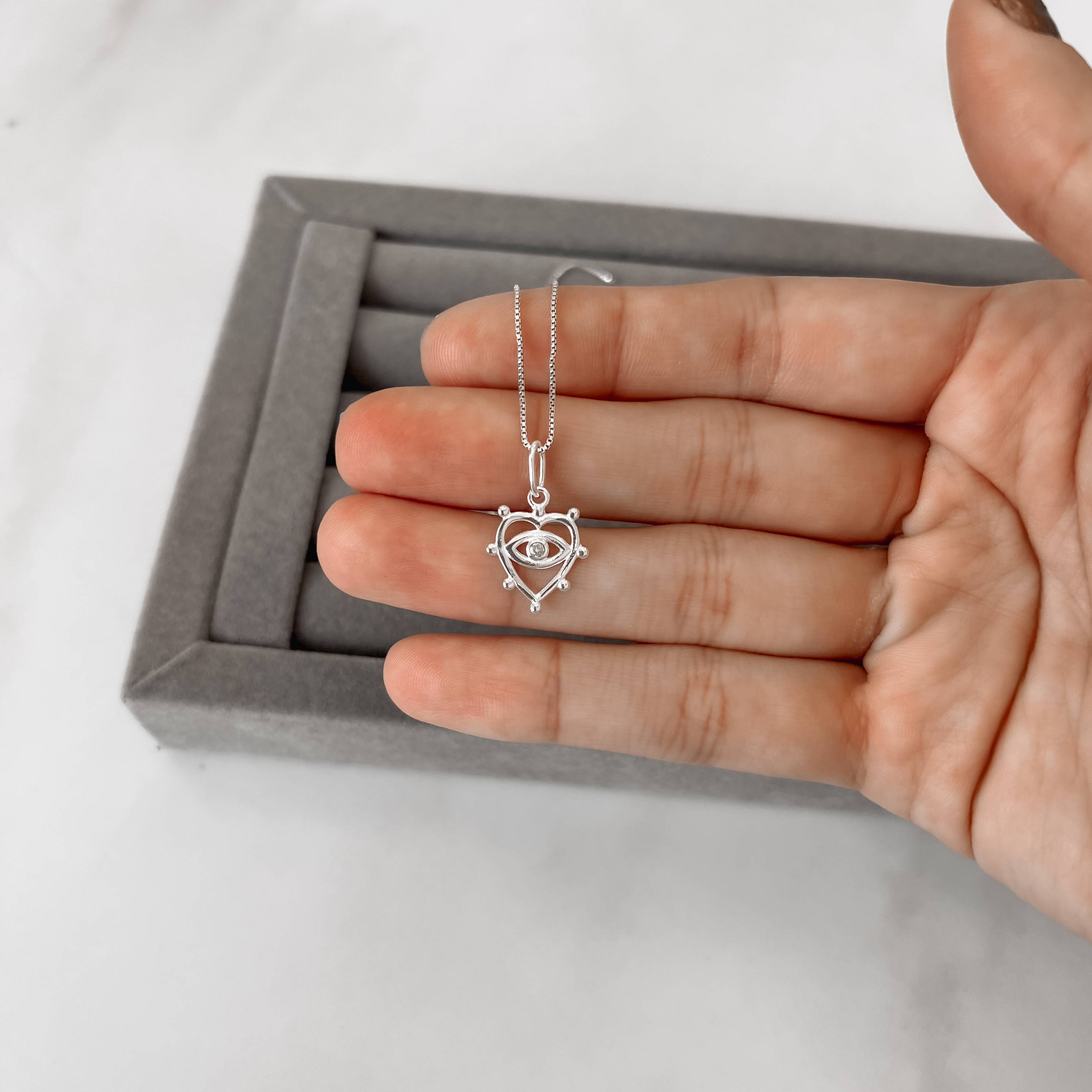 Colar pingente coração vazado detalhe bolinhas e olho 13mm 45cm