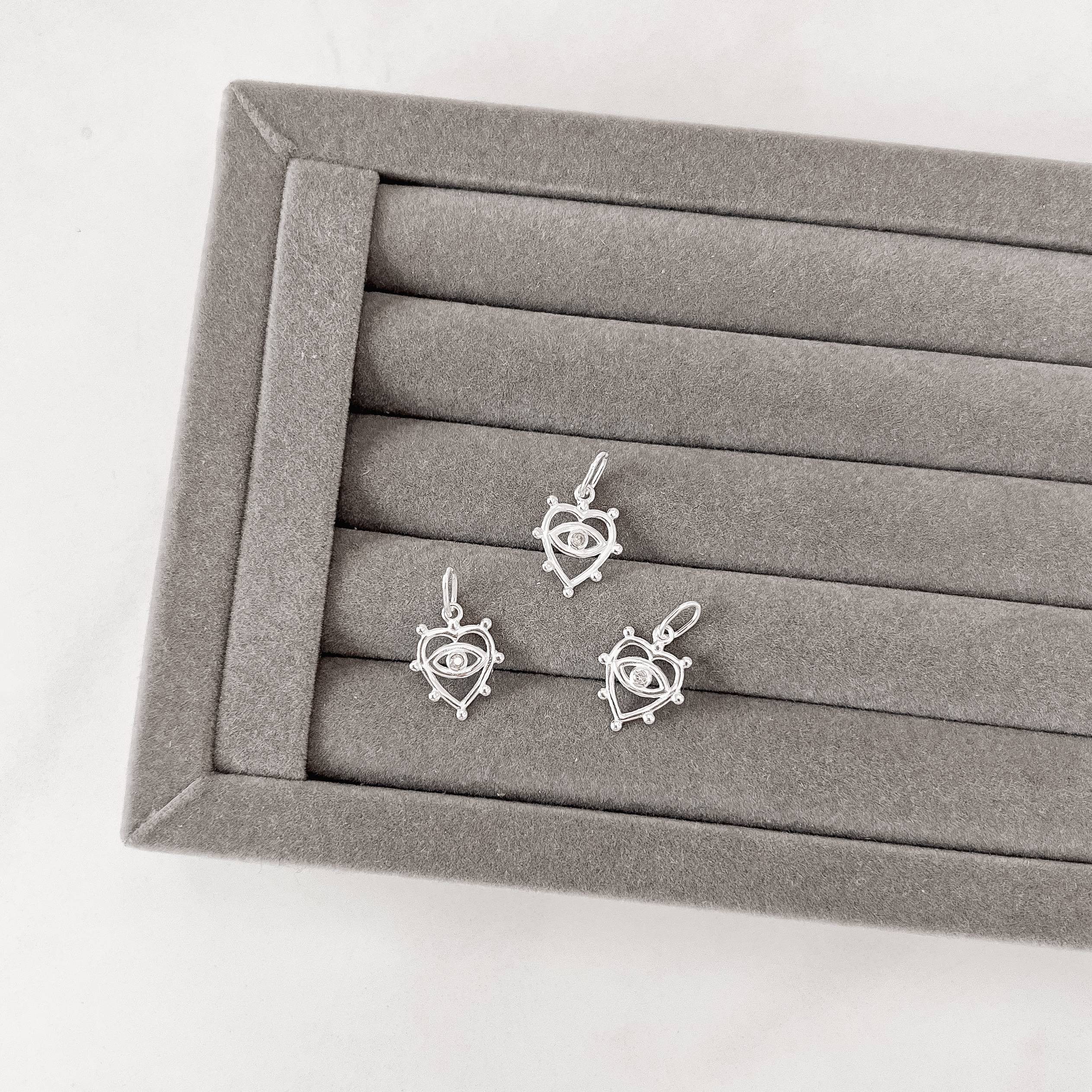 Pingente coração vazado detalhe bolinhas e olho 13mm