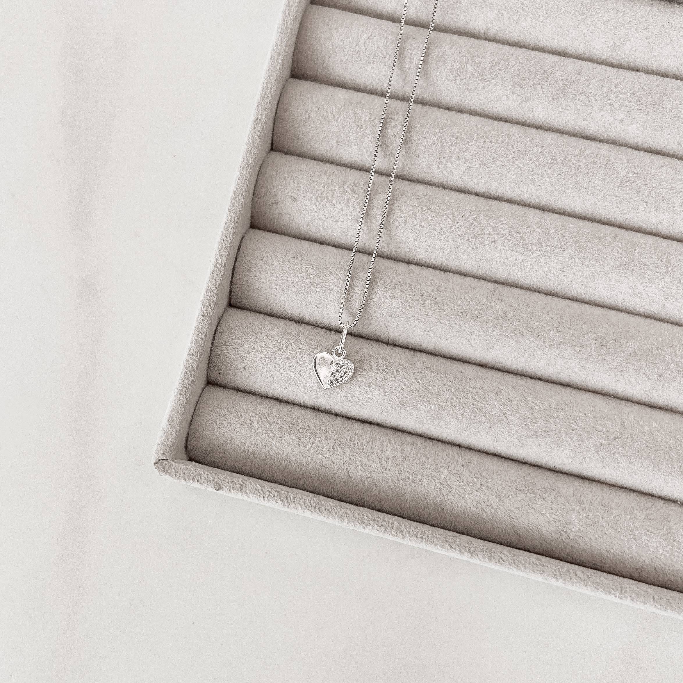 Colar pingente coração vinco metade cravejada 8mm 45cm