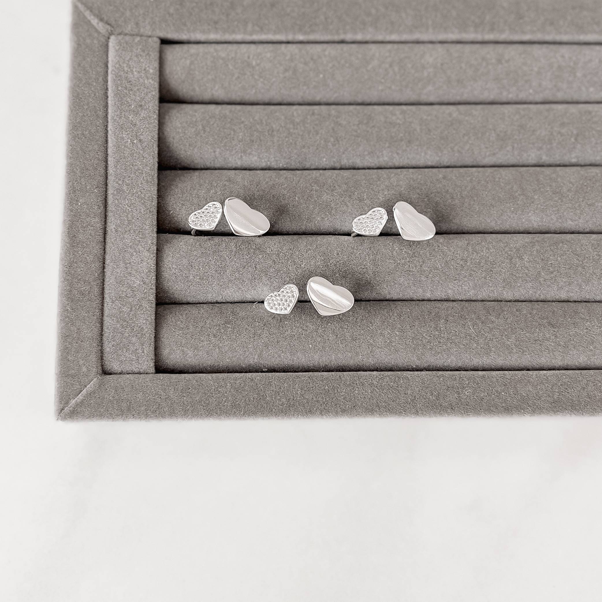 Imagem Secundária Anel corações liso e cravejado regulável P