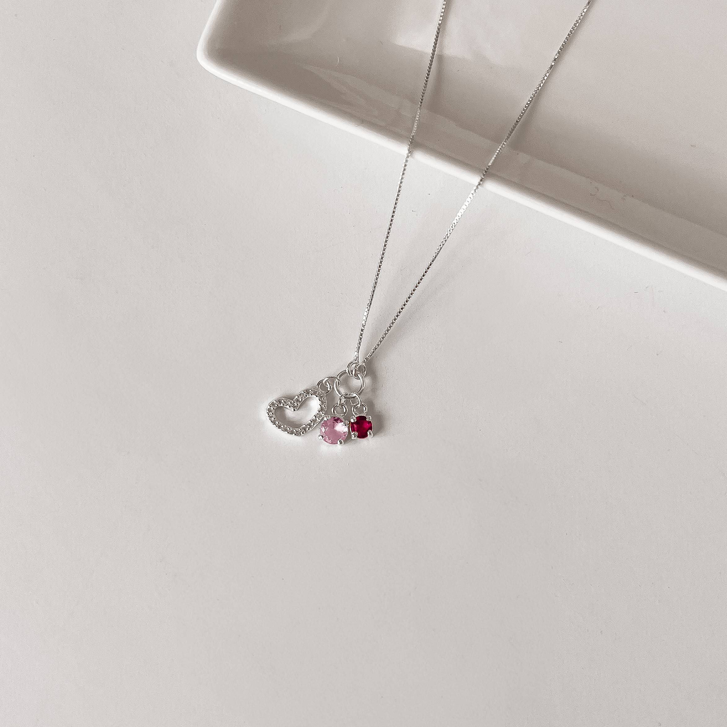 Colar entremeio círculo pingentes coração de lado vazado cravejado, zircônias rosa e cereja v12 45cm