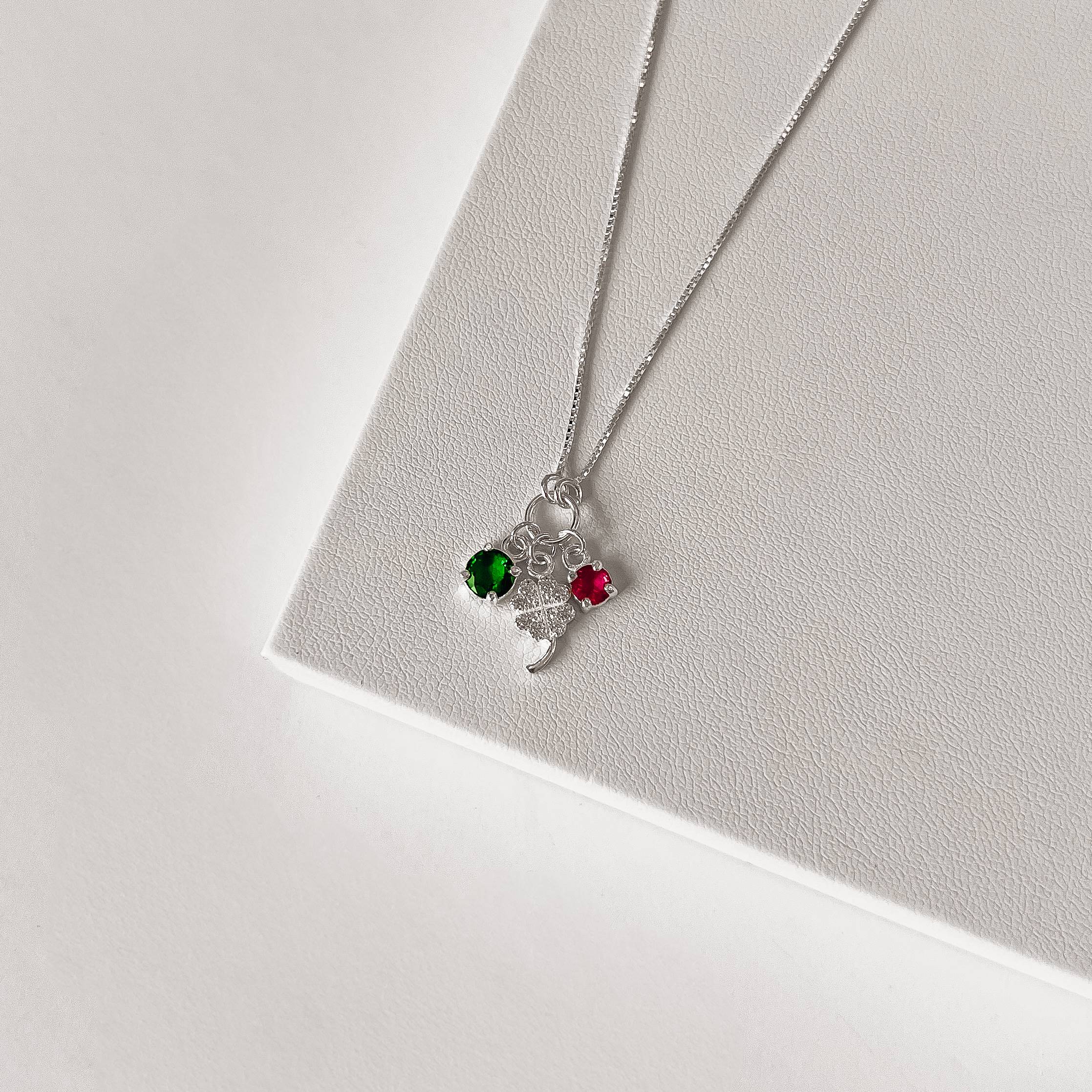 Imagem Colar entremeio círculo pingentes trevo cravejado, zircônias cereja e esmeralda v12 45cm