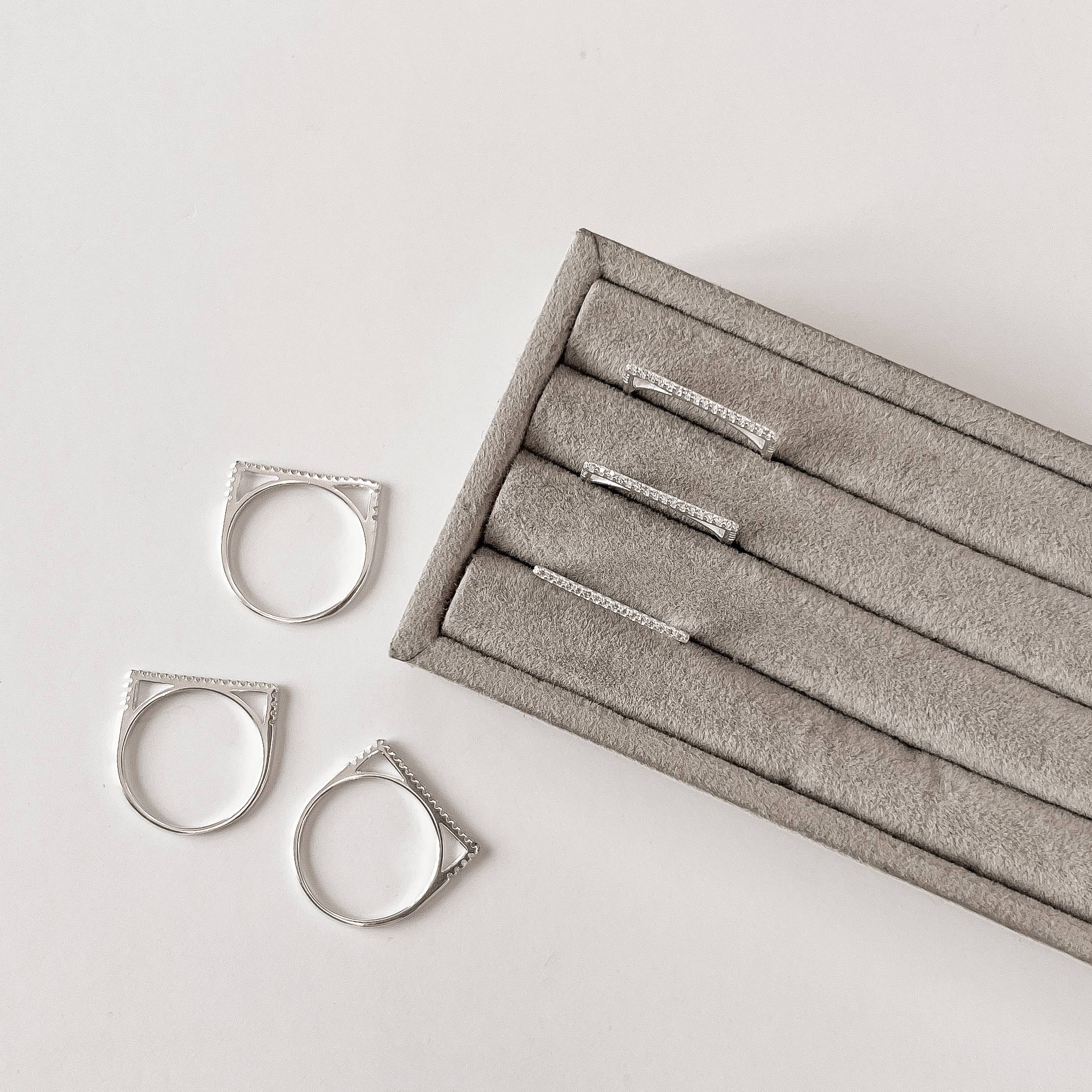 Imagem Secundária Anel fino reto cravejado detalhe vazado