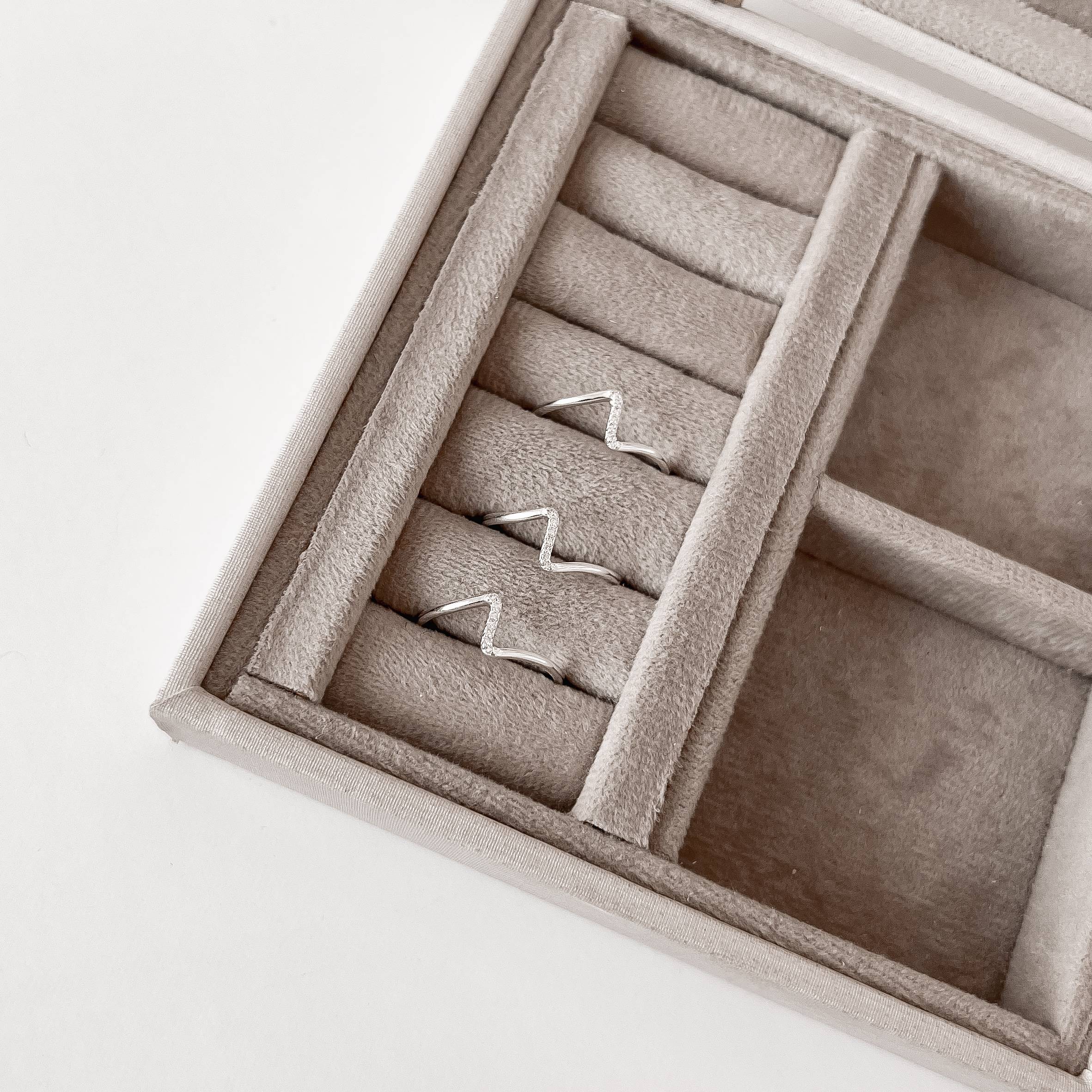 Imagem Secundária Anel curva detalhe cravejado 