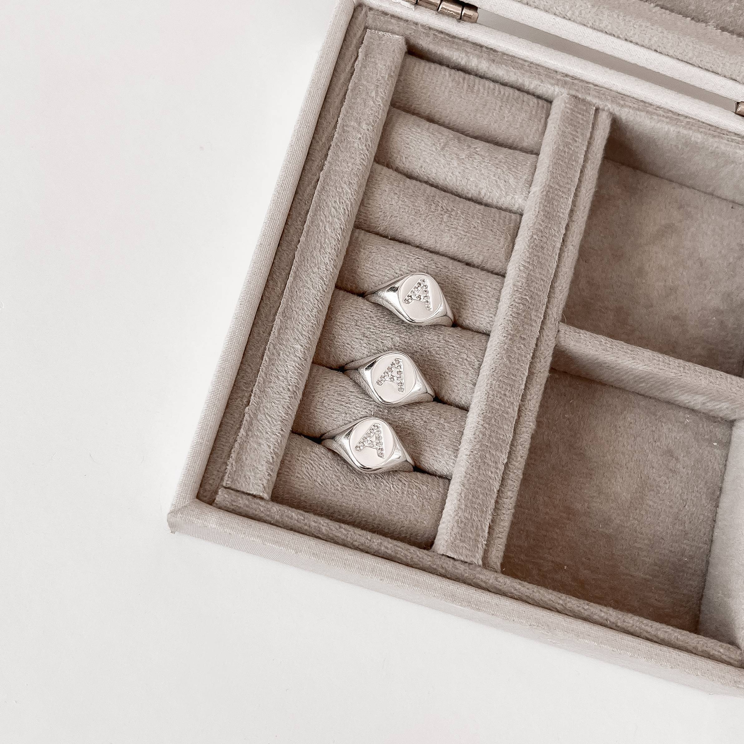 Imagem Secundária Anel oval letra A cravejada regulável G