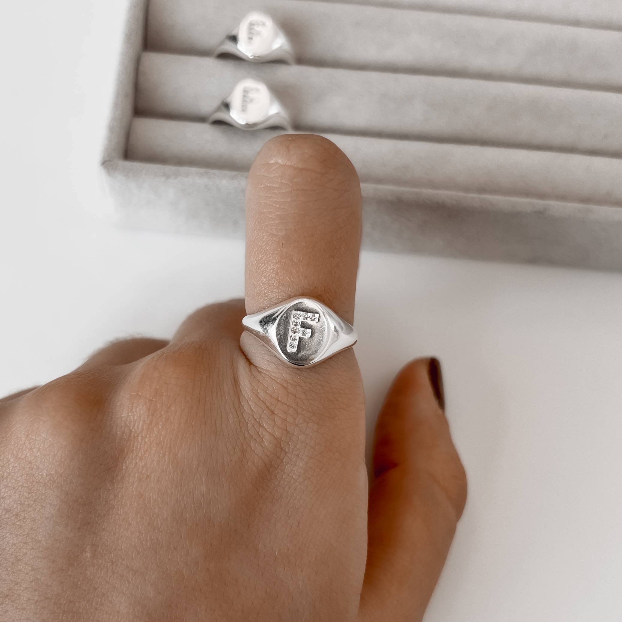 Imagem Secundária Anel oval letra F cravejada regulável G