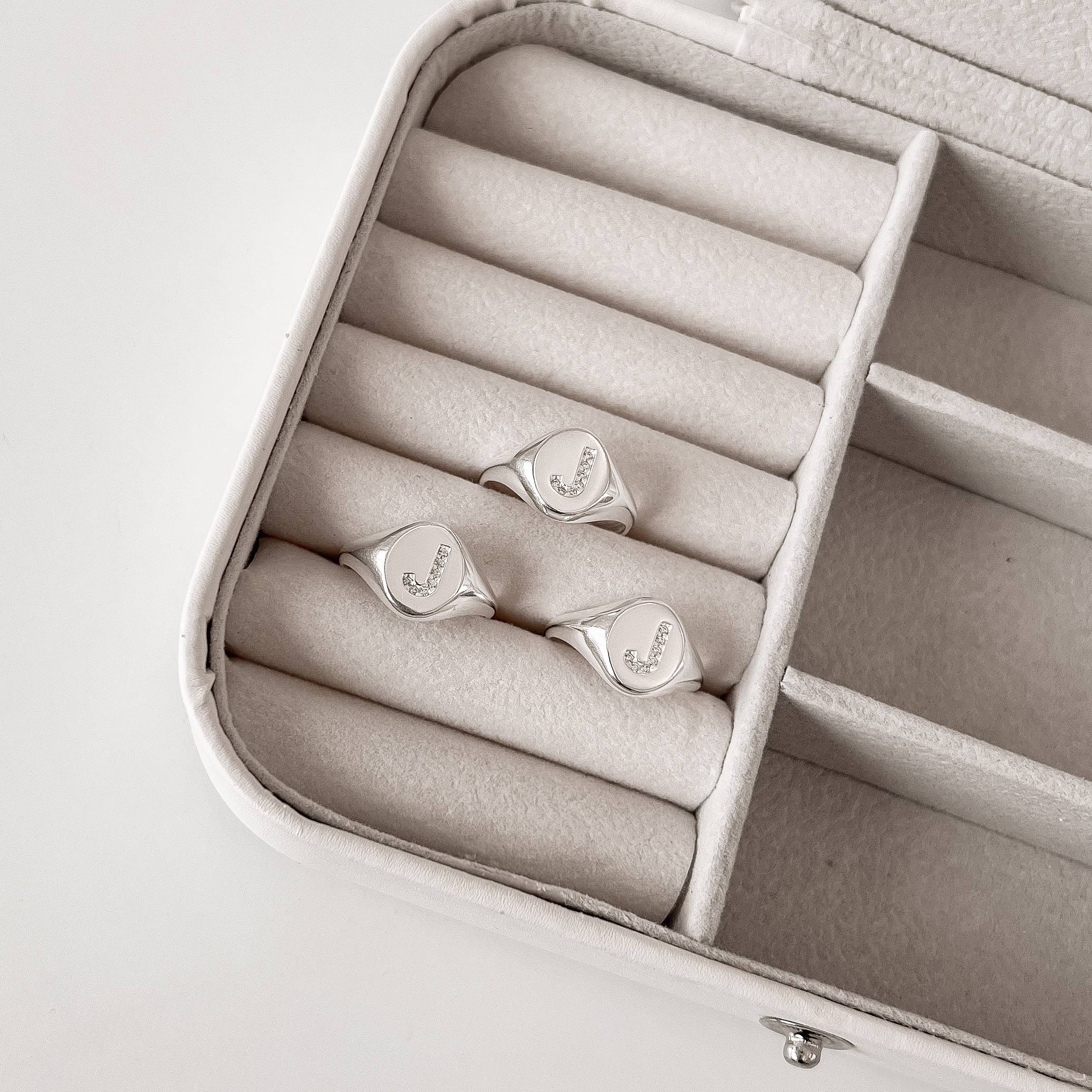 Imagem Secundária Anel oval letra J cravejada regulável G