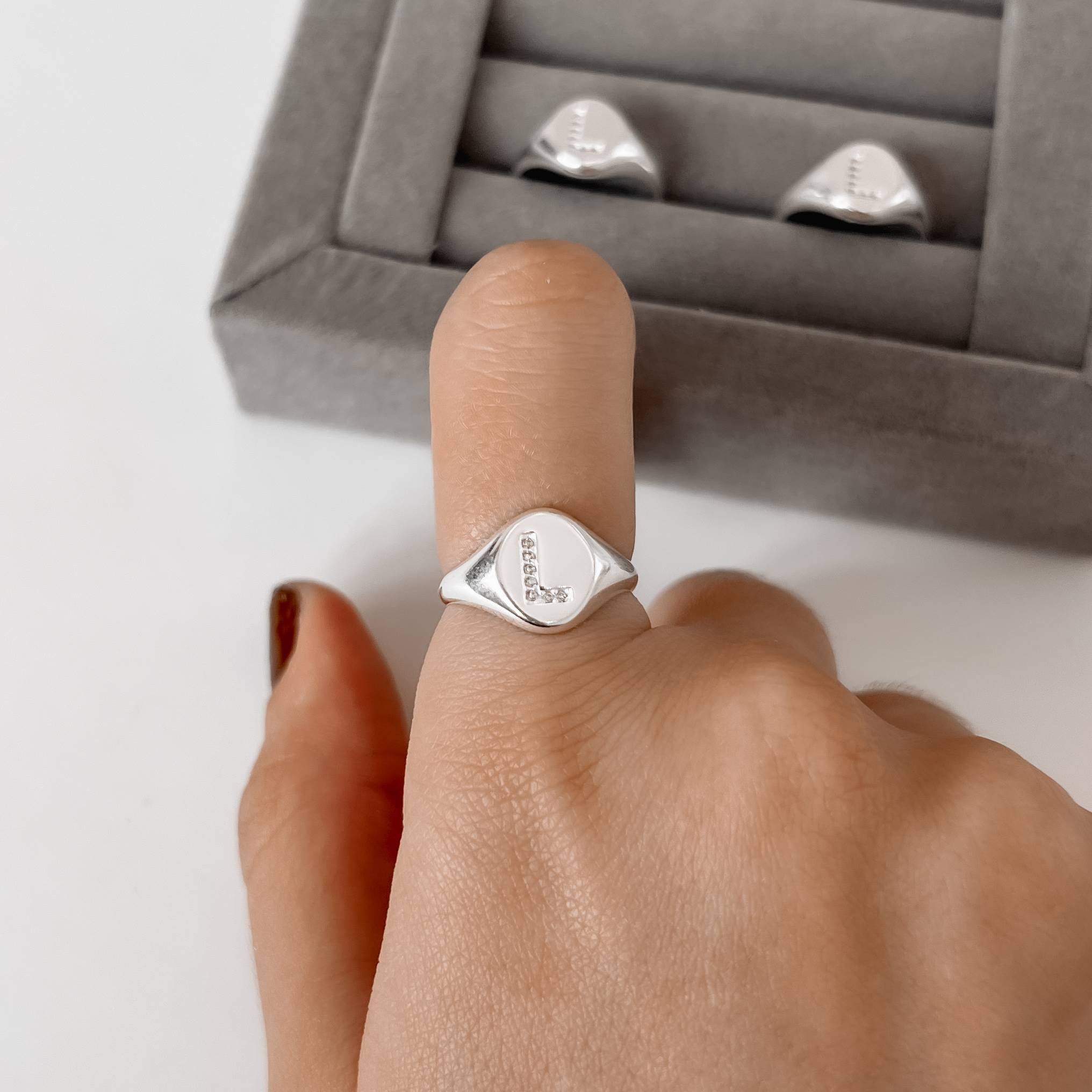 Imagem Secundária Anel oval letra L cravejada regulável P