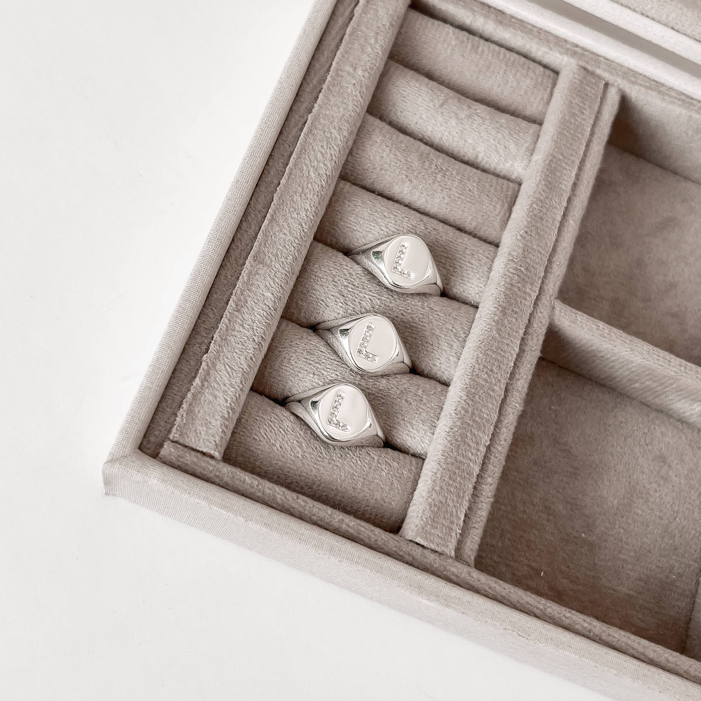 Imagem Secundária Anel oval letra L cravejada regulável G