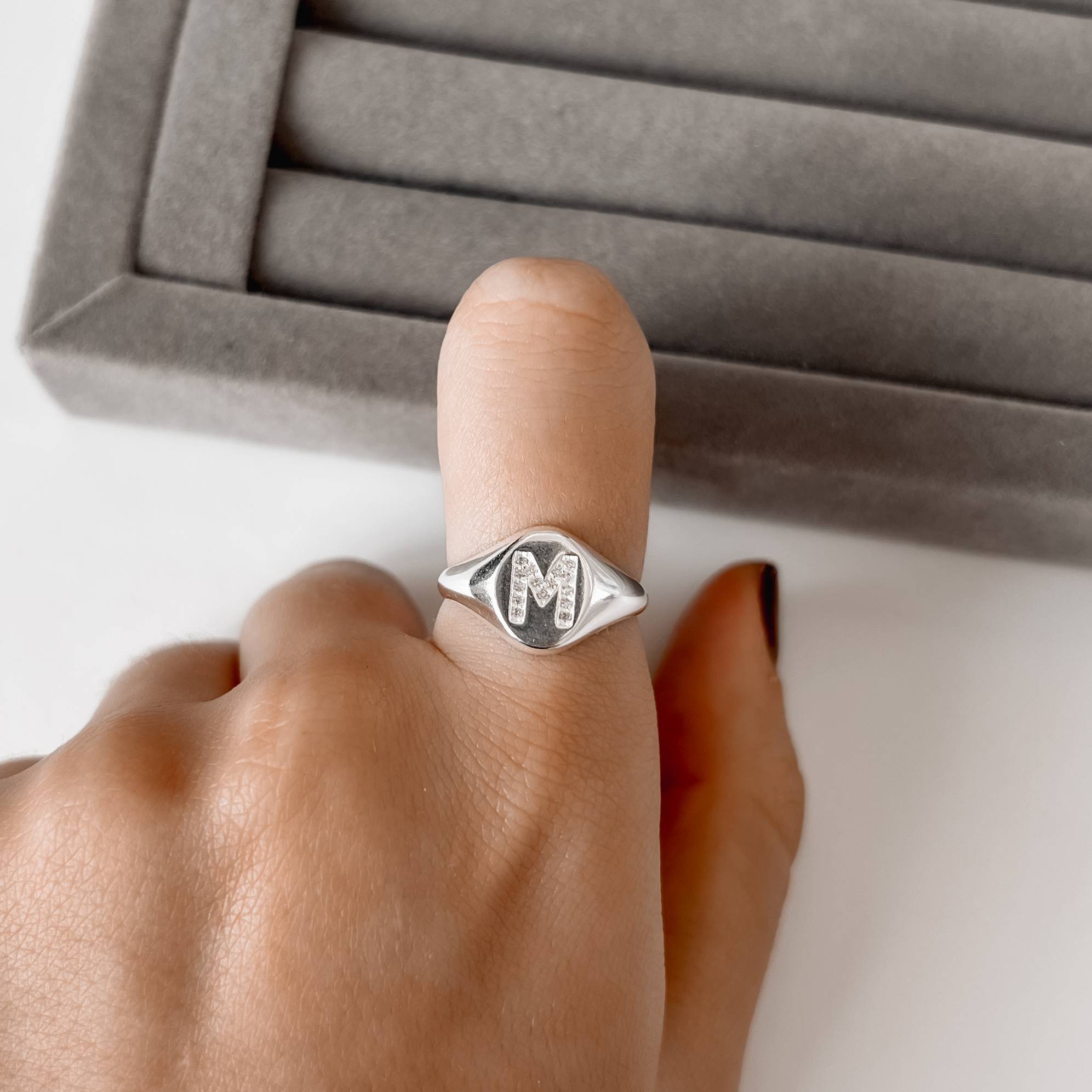 Imagem Secundária Anel oval letra M cravejada regulável P