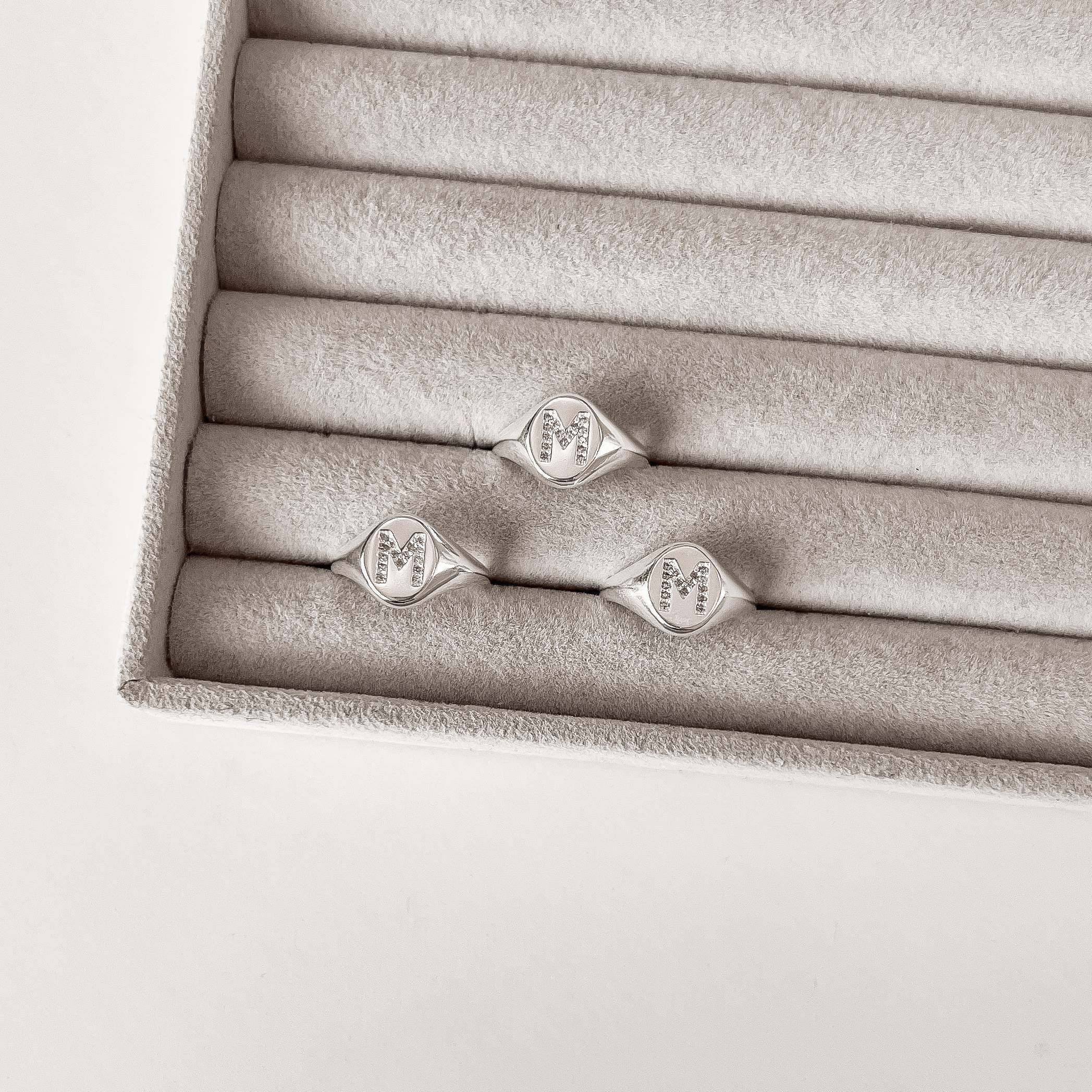 Imagem Secundária Anel oval letra M cravejada regulável G