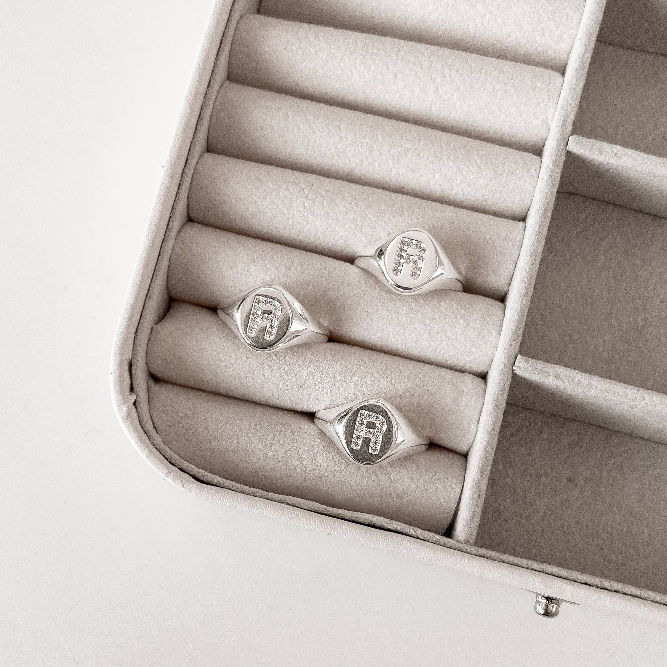 Imagem Secundária Anel oval letra R cravejada regulável G