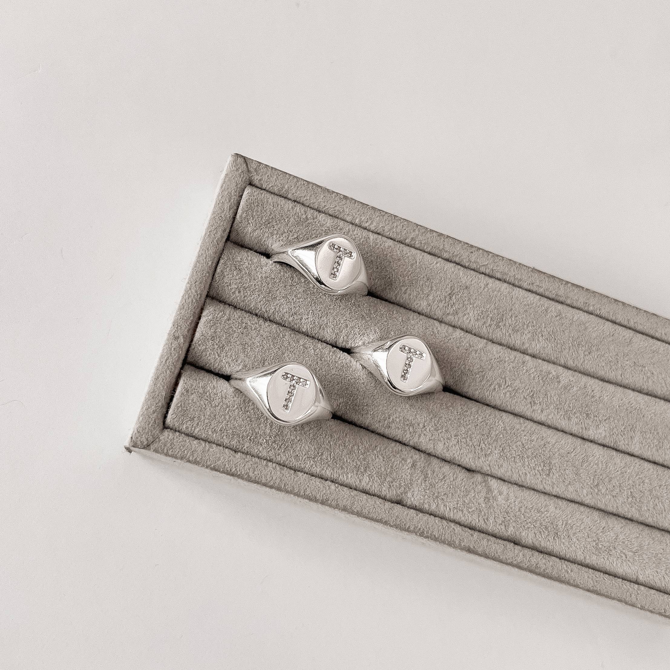 Imagem Secundária Anel oval letra T cravejada regulável P