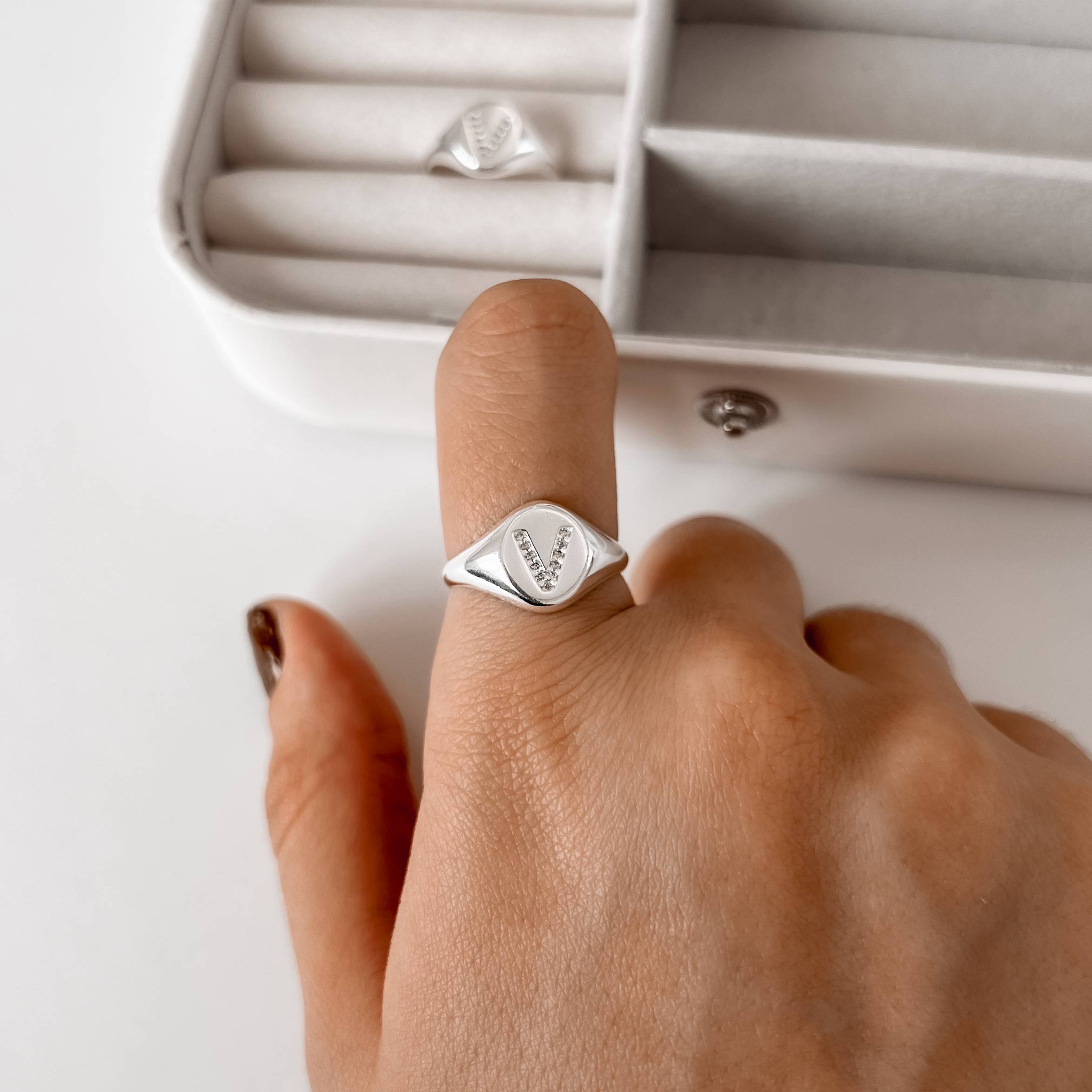 Imagem Anel oval letra V cravejada regulável G