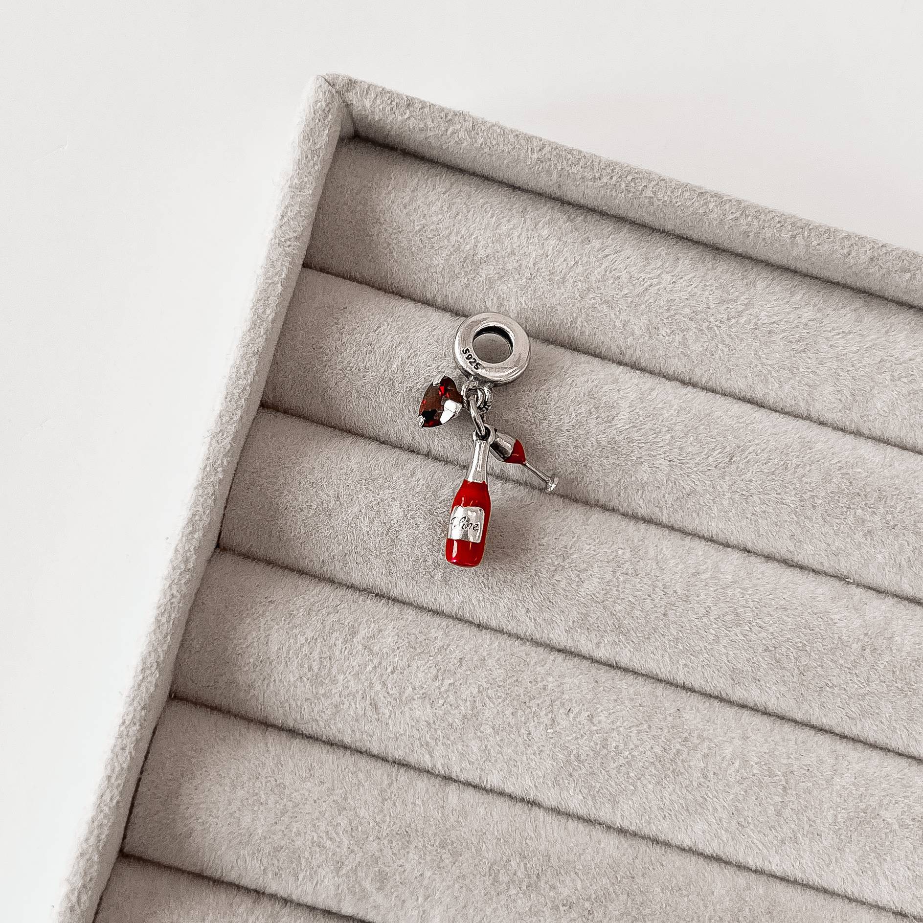 Berloque pingentes vinho, taça e zircônia coração resina envelhecido