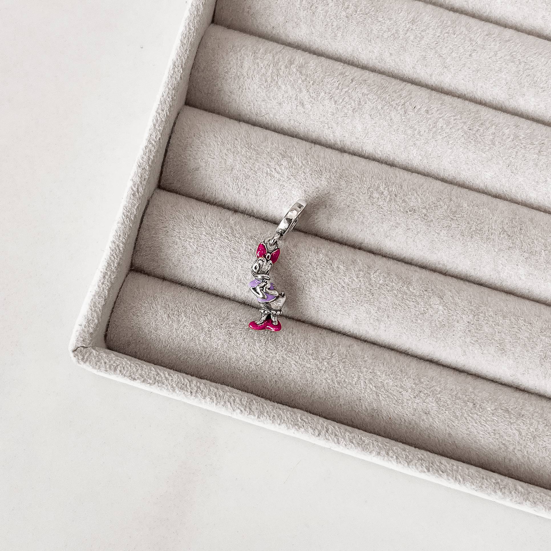 Berloque pingente Margarida resina 16mm envelhecido