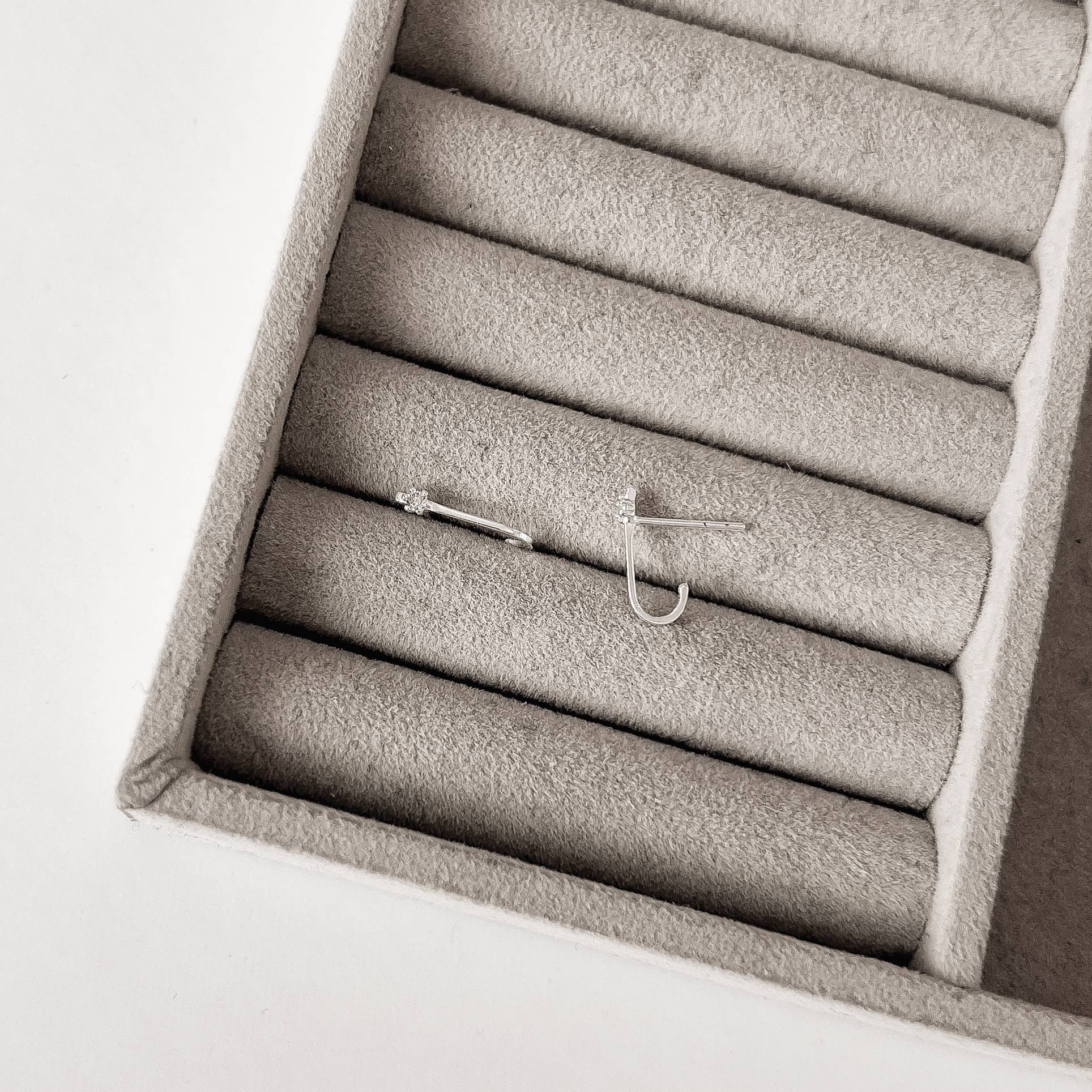 Brinco volta detalhe zircônia 14mm 