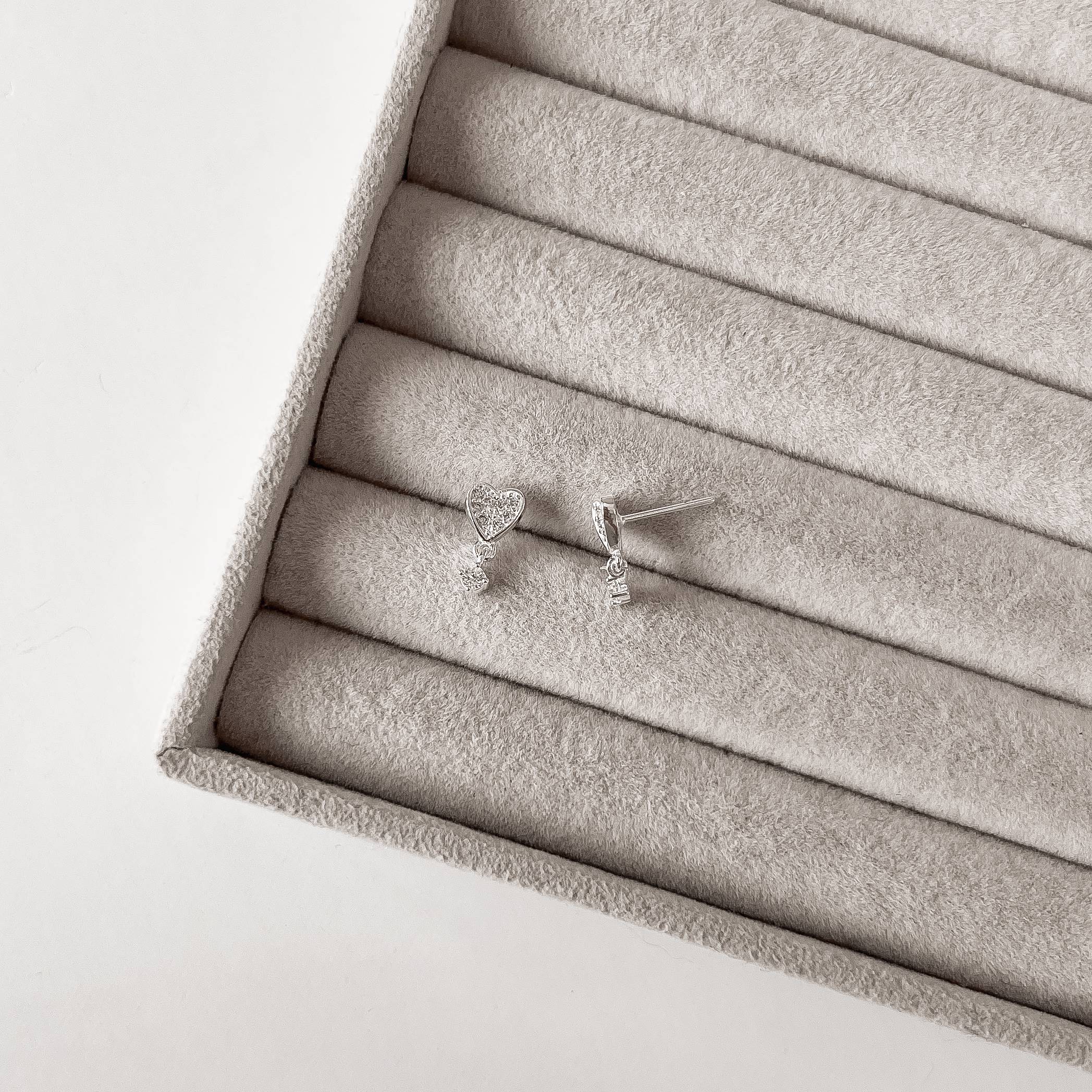 Brinco coração cravejado 7mm pingente zircônia