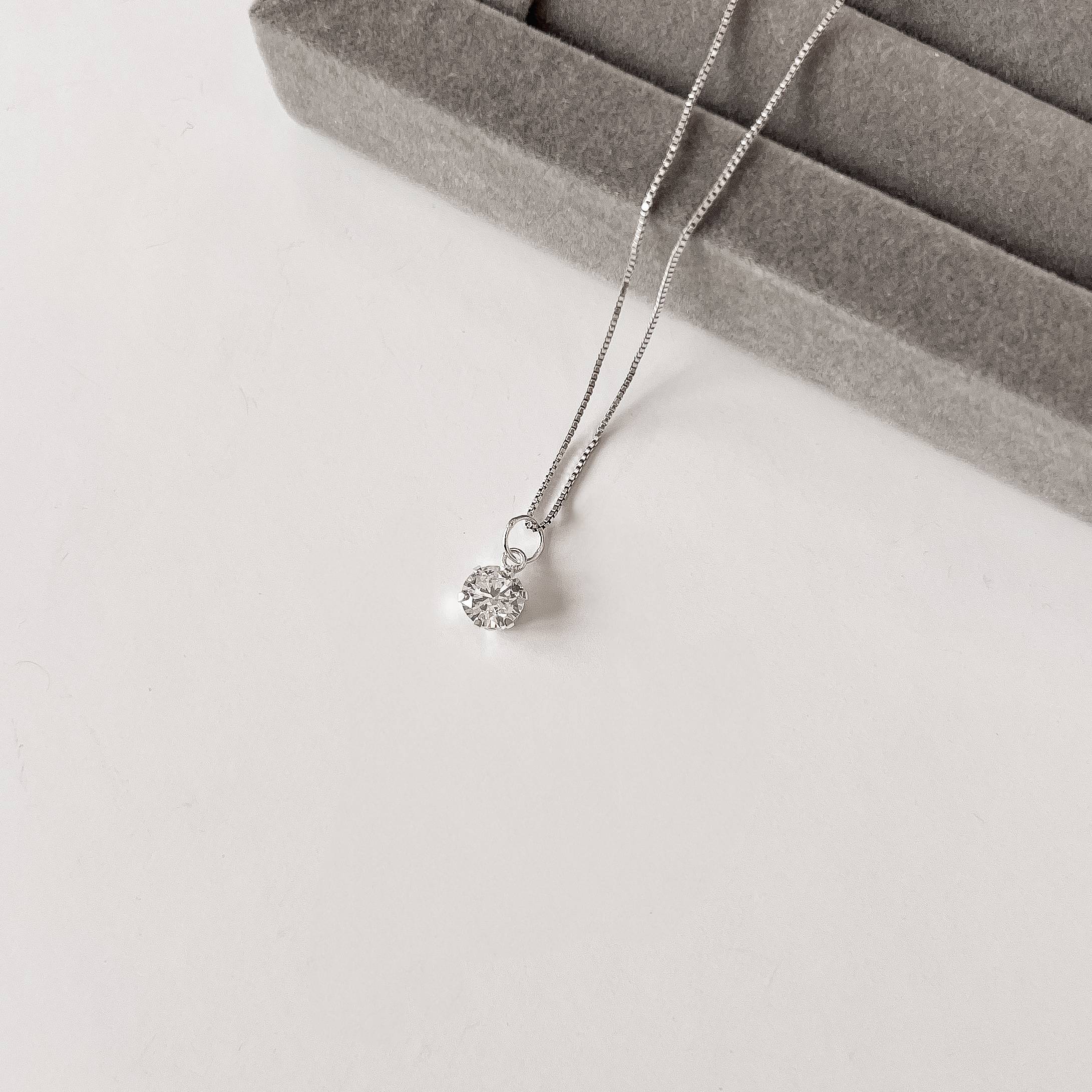 Colar pingente zircônia redonda cristal 7mm caixa alta 45cm