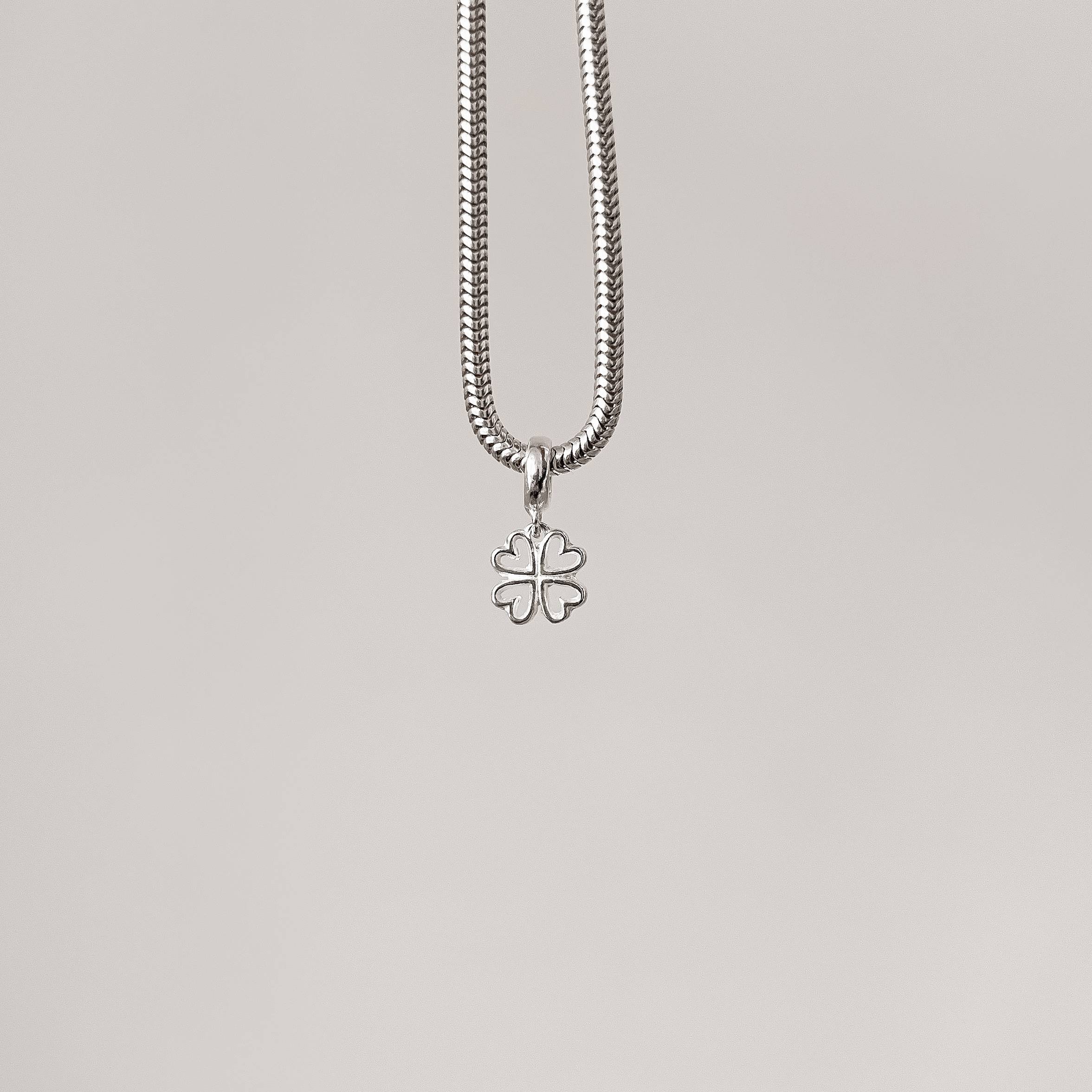 Berloque pingente trevo vazado 8mm