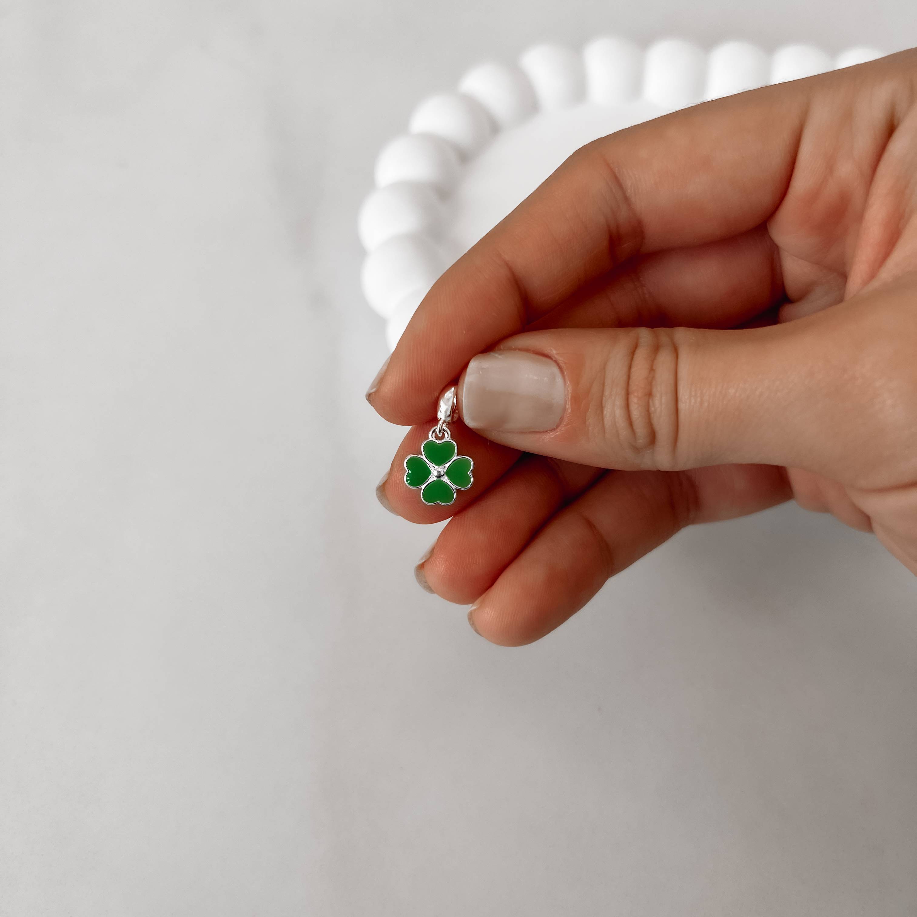 Berloque pingente trevo resina 10mm