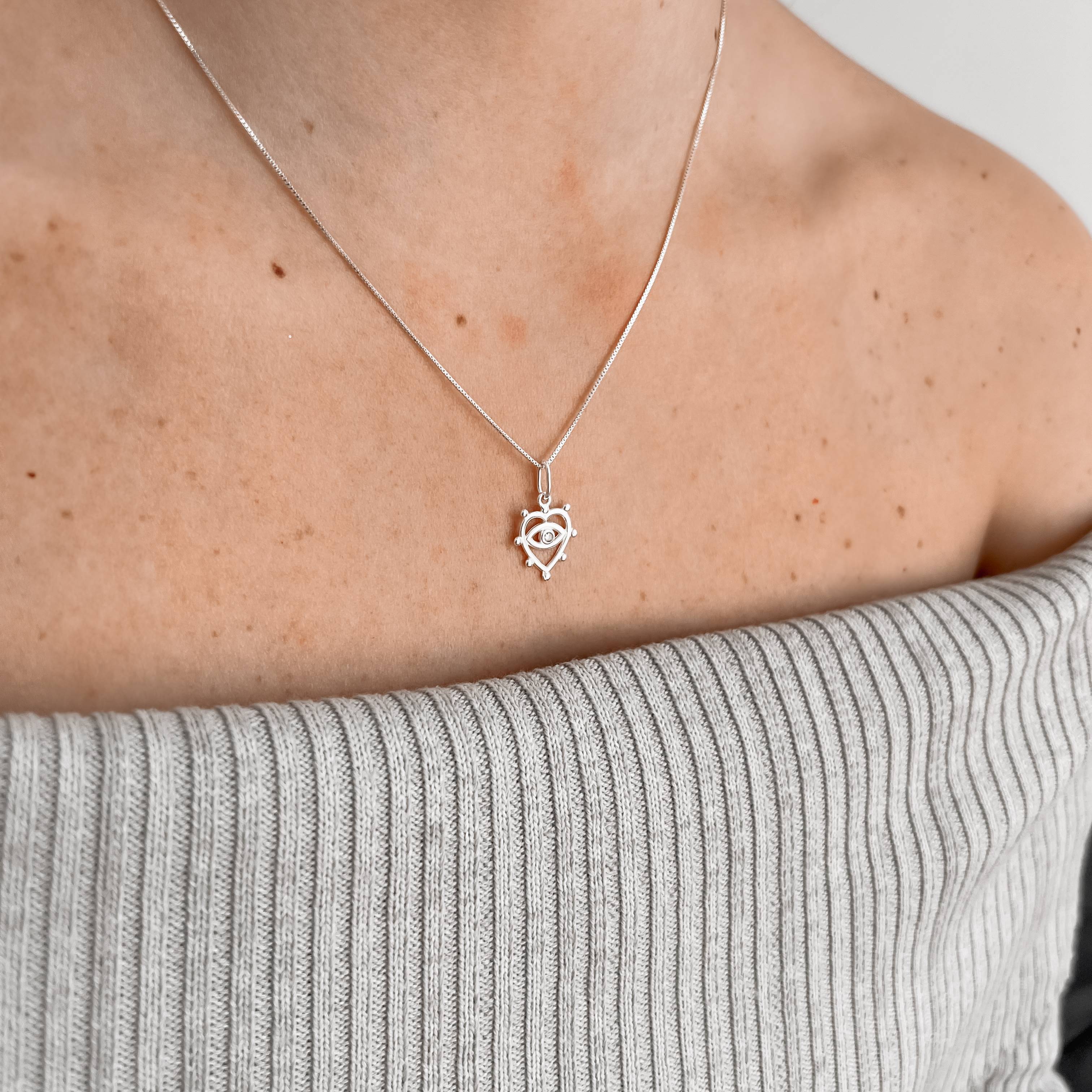 Imagem Secundária Colar pingente coração vazado detalhe bolinhas e olho 13mm 45cm