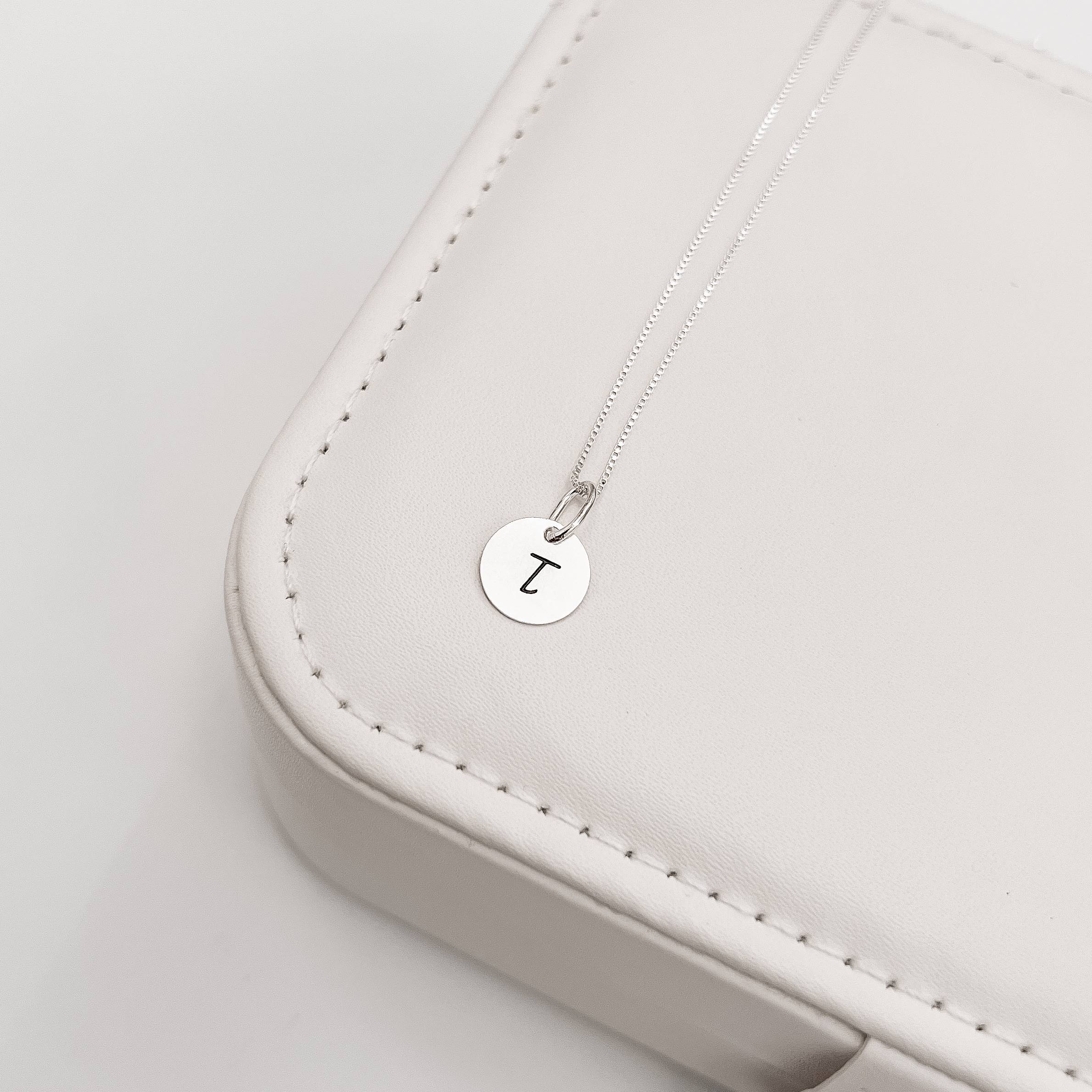 Imagem Secundária Colar pingente medalha letra T 10mm 40cm