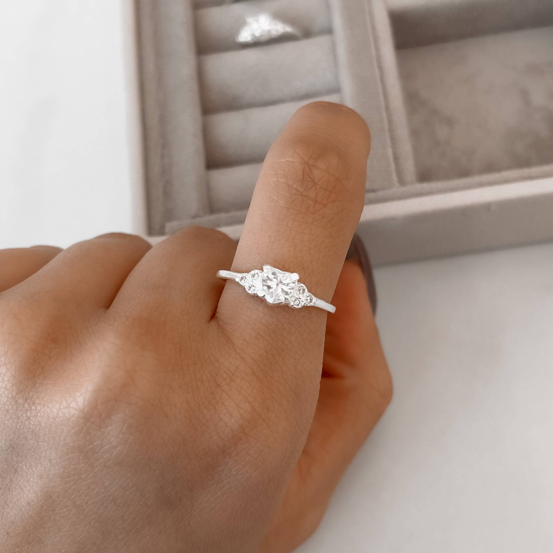 Imagem Anel solitário zircônia coração detalhe cravejado