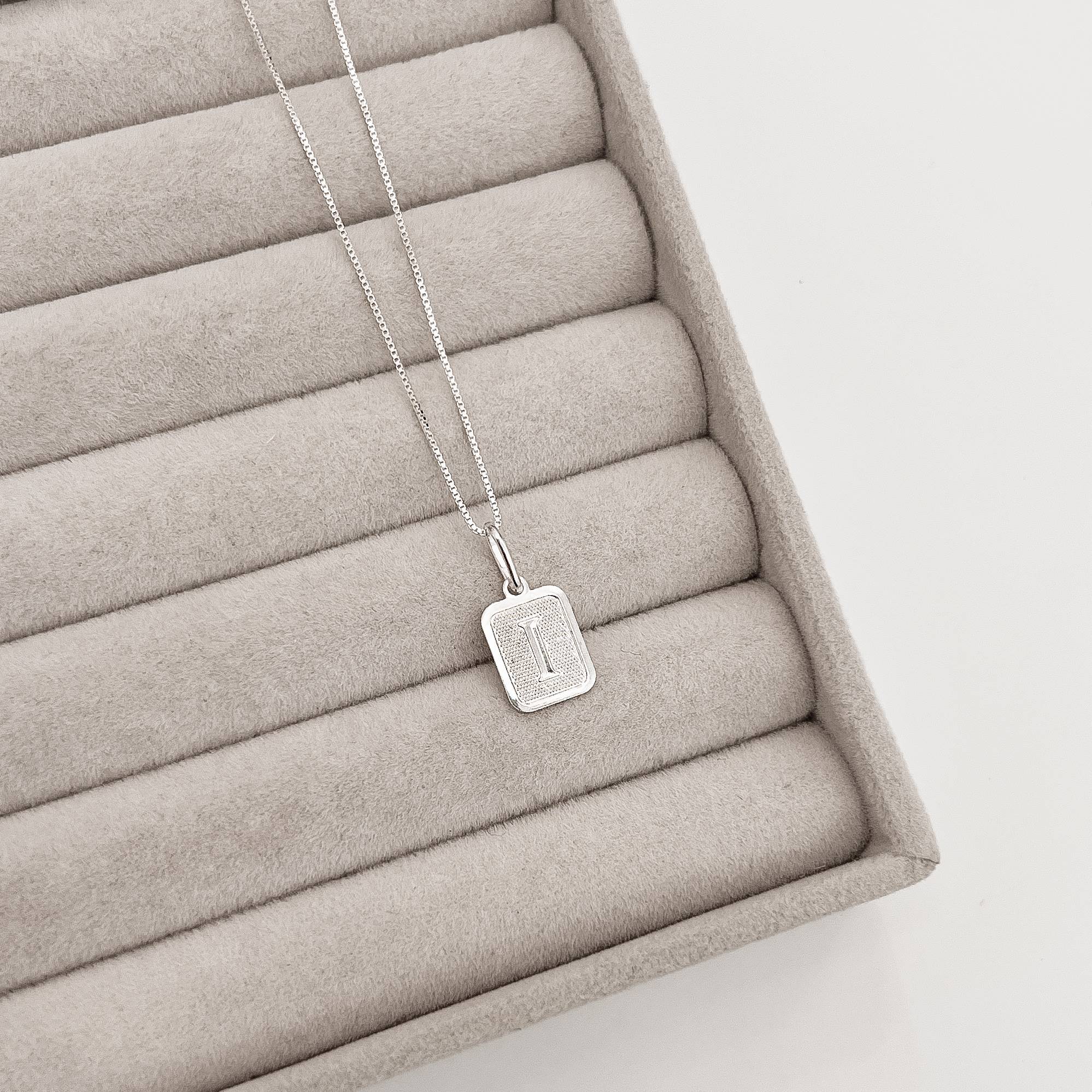 Imagem Secundária Colar pingente placa letra I 12mm 45cm