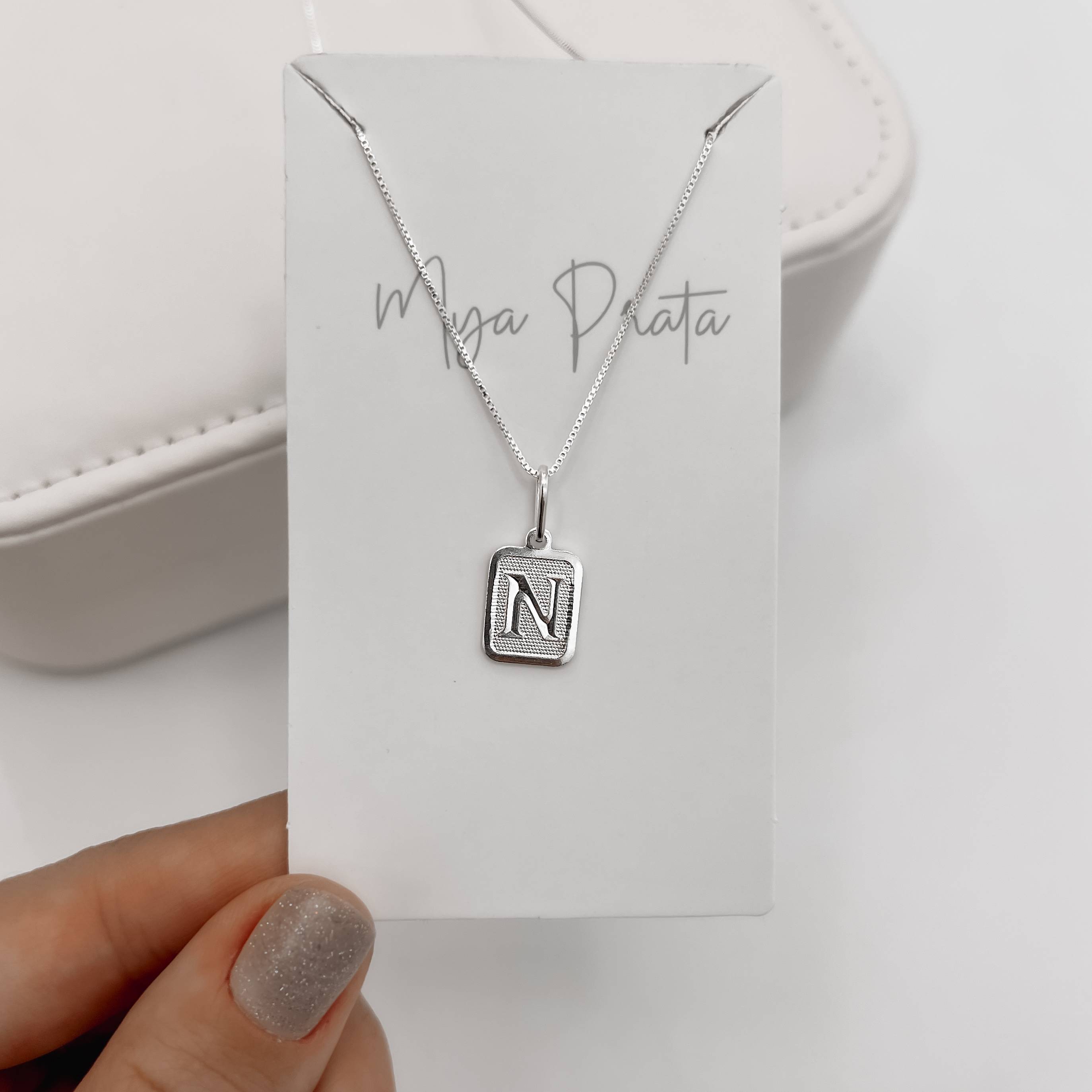 Colar pingente placa letra N 12mm 45cm