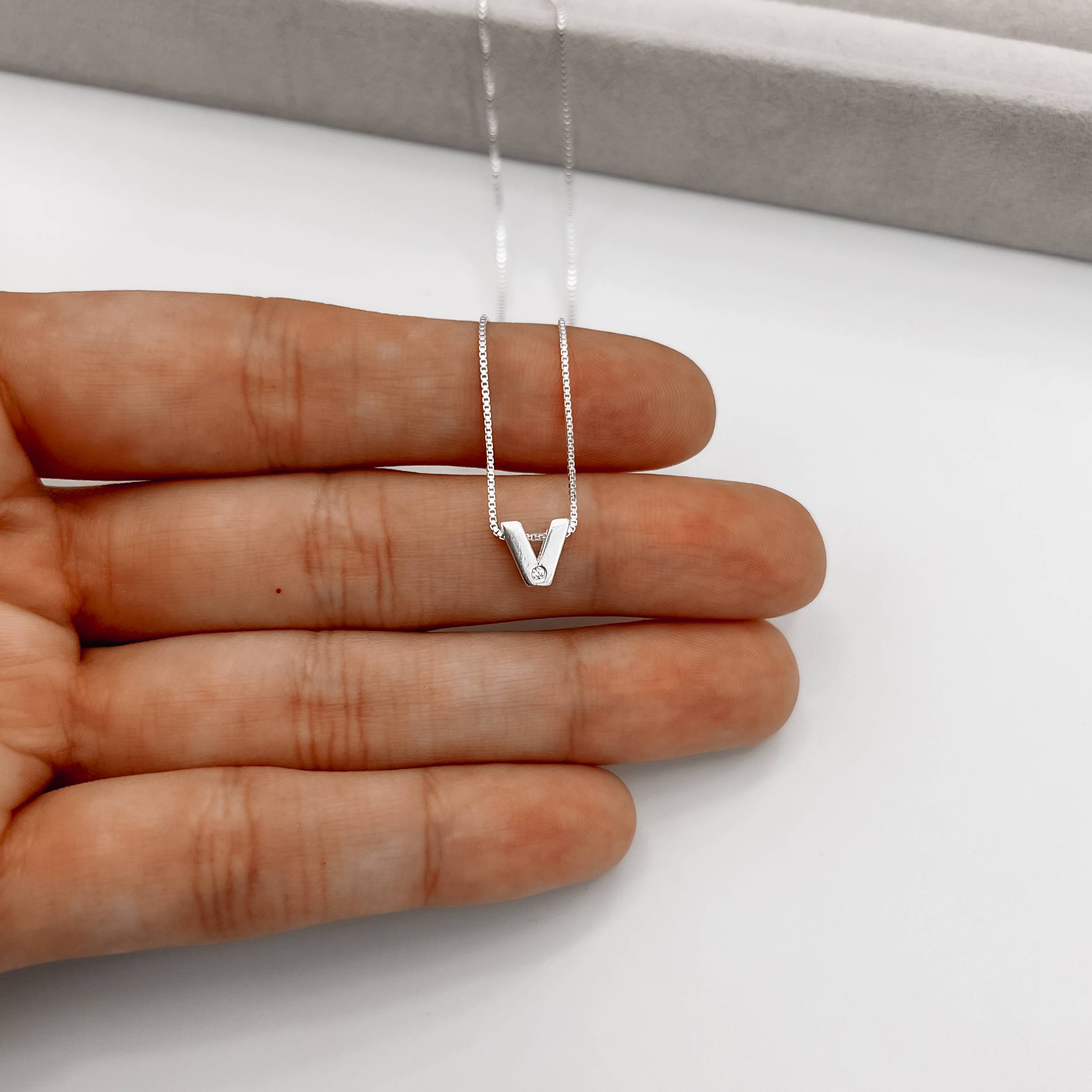 Imagem Colar letra V detalhe zircônia 7mm 45cm