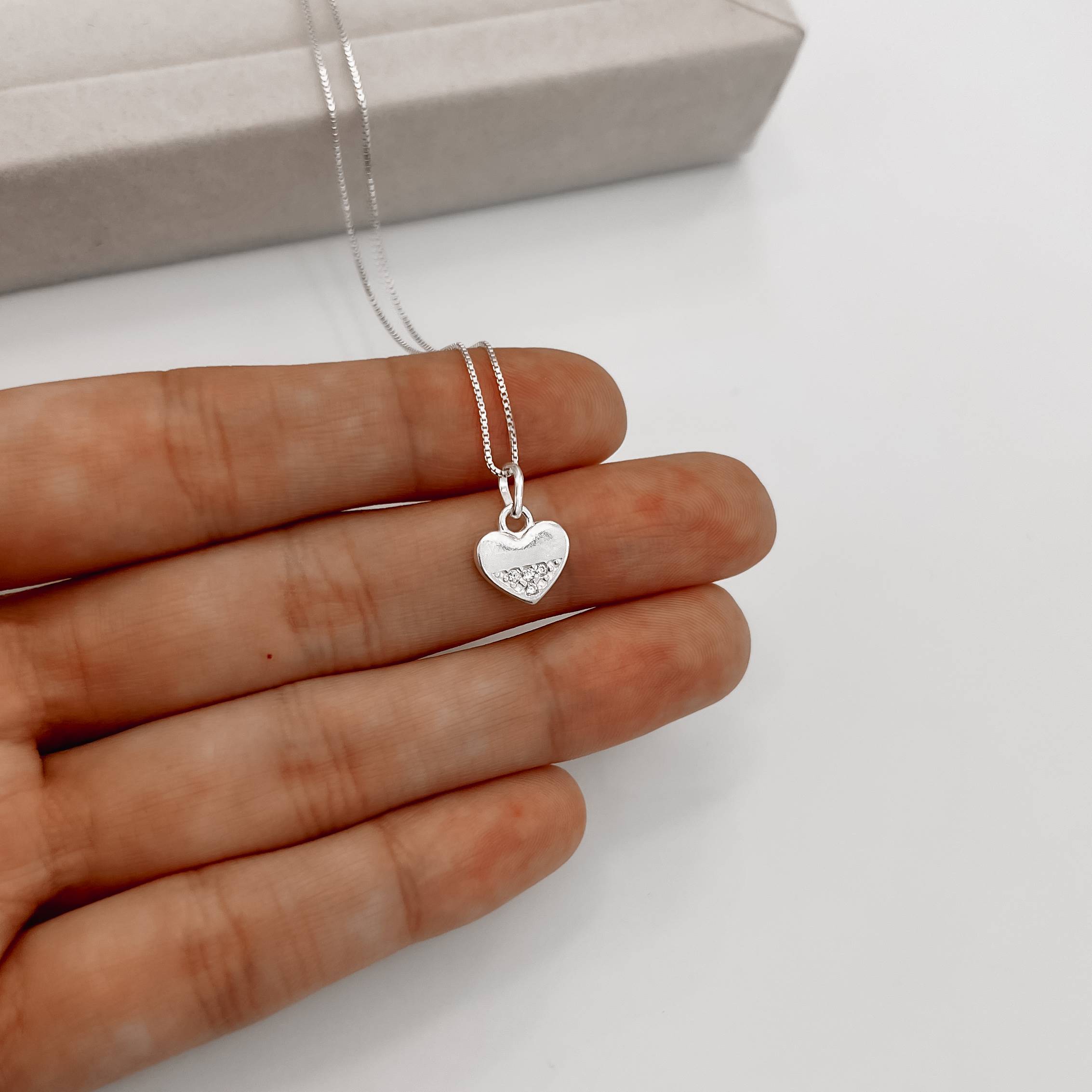 Imagem Secundária Colar pingente coração detalhe cravejado 10mm 45cm