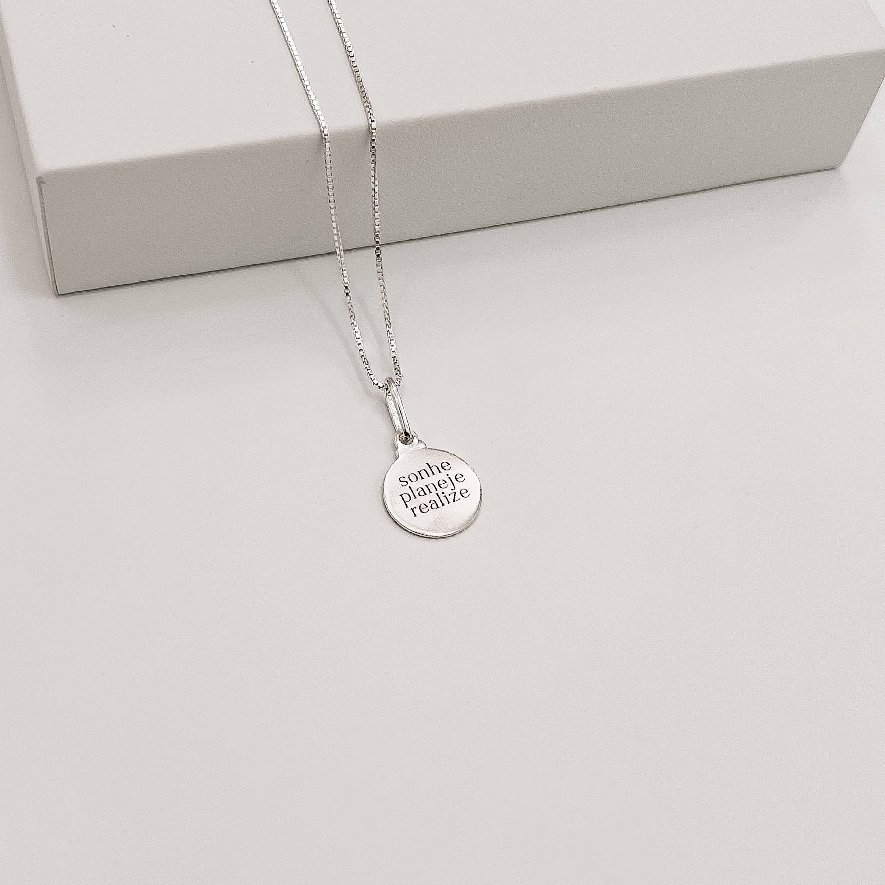 Colar pingente medalha sonhe planeje realize 12mm 40cm