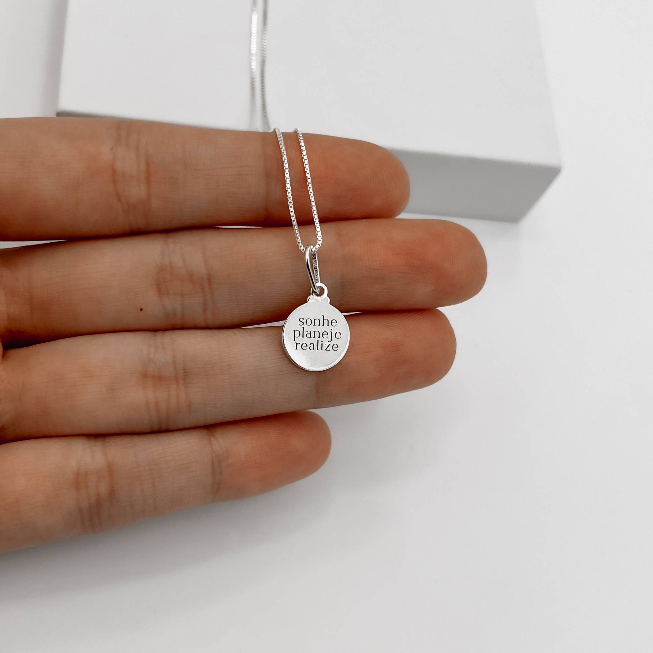 Imagem Secundária Colar pingente medalha sonhe planeje realize 12mm 40cm